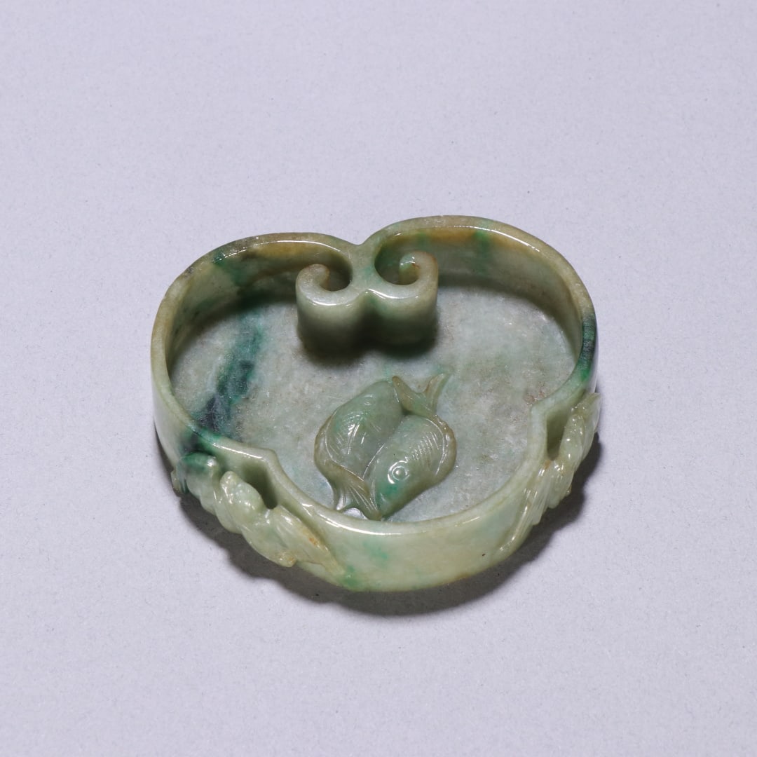 An old jade Fu pattern Pisces pen wash of the Qing Dynasty: Qing Dynasty old jade Fu pattern double fish pen wash Size:H:1.6cm W:7.3cm W:0.0815kg (The Dimensions Of All Batches Are Manually Measured.If You Need More Detailed Information, Please Contact Our Cus
