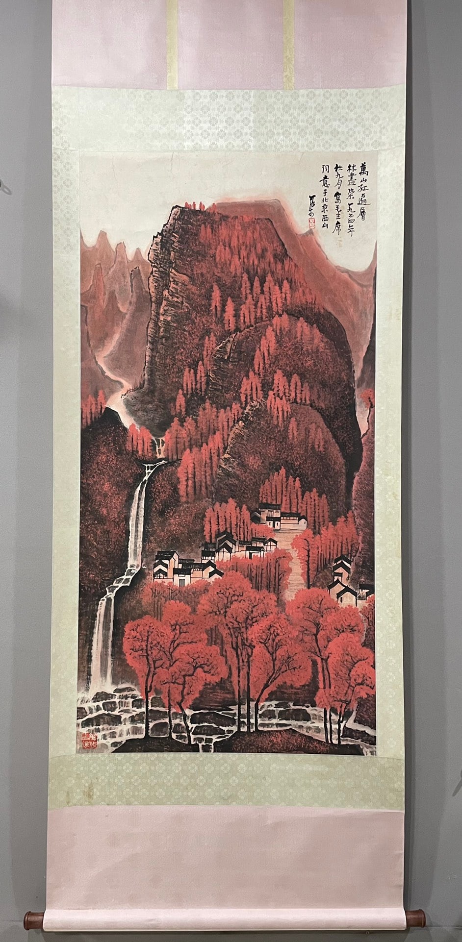 A picture of Li Keran's thousands of mountains are red: Li Keran's thousands of mountains are red Size:133cm (The Dimensions Of All Batches Are Manually Measured.If You Need More Detailed Information, Please Contact Our Customer Service Before Bidding.)