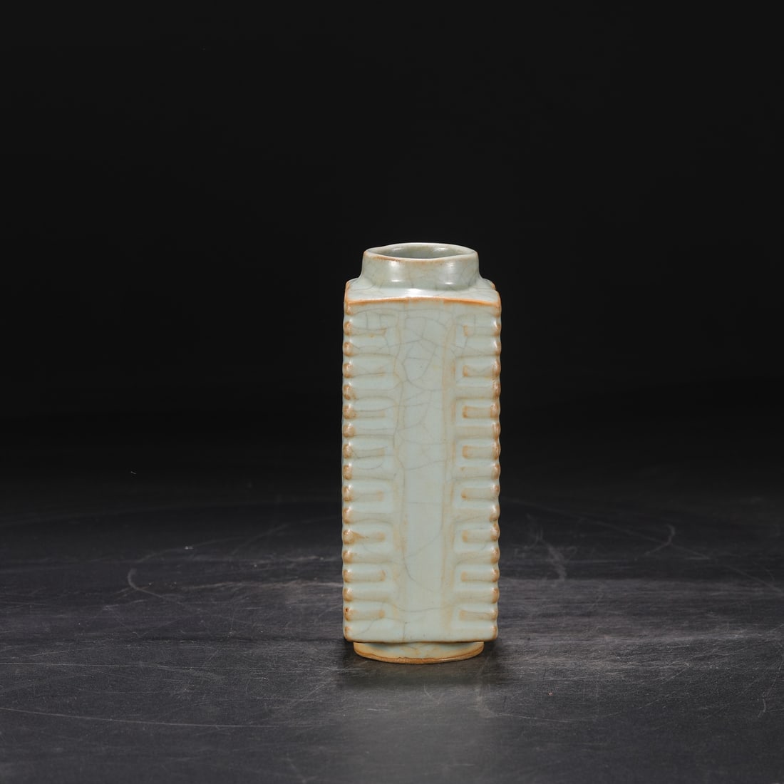 A celadon cong-style bottle of the official kiln of the Song Dynasty (1 of 8)