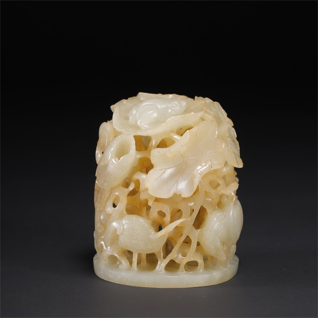 A piece of exquisite Hetian jade all the way to the top of the stove: Exquisite Hetian jade all the way to the stove top Size:6.5x5.5x5.3cm W:0.1293kg (The Dimensions Of All Batches Are Manually Measured.If You Need More Detailed Information, Please Contact Our Customer