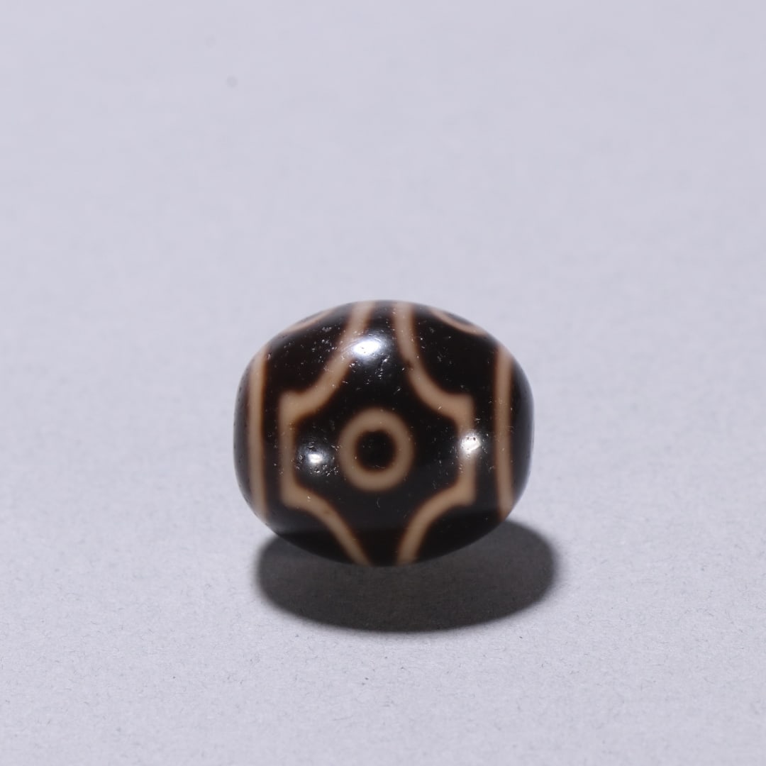 A six-eyed Dzi of the Qing Dynasty: The six-eyed Dzi of the Qing Dynasty Size:W:2.2cm 2cm W:0.0119kg (The Dimensions Of All Batches Are Manually Measured.If You Need More Detailed Information, Please Contact Our Customer Service Before 