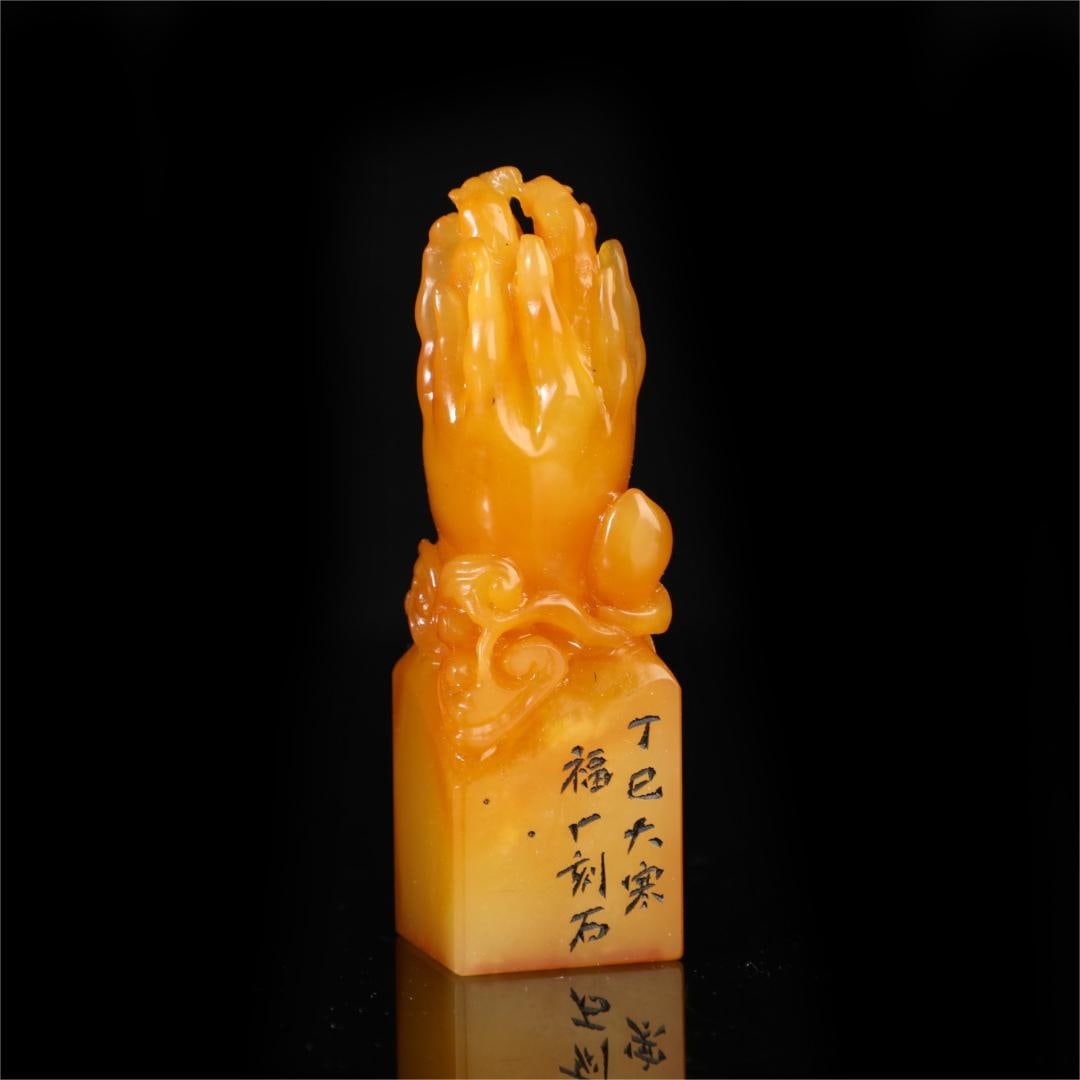 A Qing Dynasty Fuchang carved stone Shoushan Tian yellow seal: The Qing Dynasty's Fuchang carved the yellow seal of Shoushan Tian Size:D:8cm W:2.5cm W:0.091kg (The Dimensions Of All Batches Are Manually Measured.If You Need More Detailed Information, Please Conta