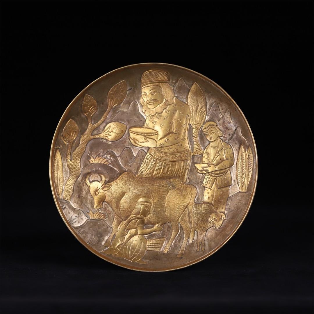 A copper-gilt Hu cattle herding plate of the Tang Dynasty: Tang Dynasty copper gilt Hu people cattle herding plate Size:19.3x1.8cm W:0.4956kg (The Dimensions Of All Batches Are Manually Measured.If You Need More Detailed Information, Please Contact Our Custom