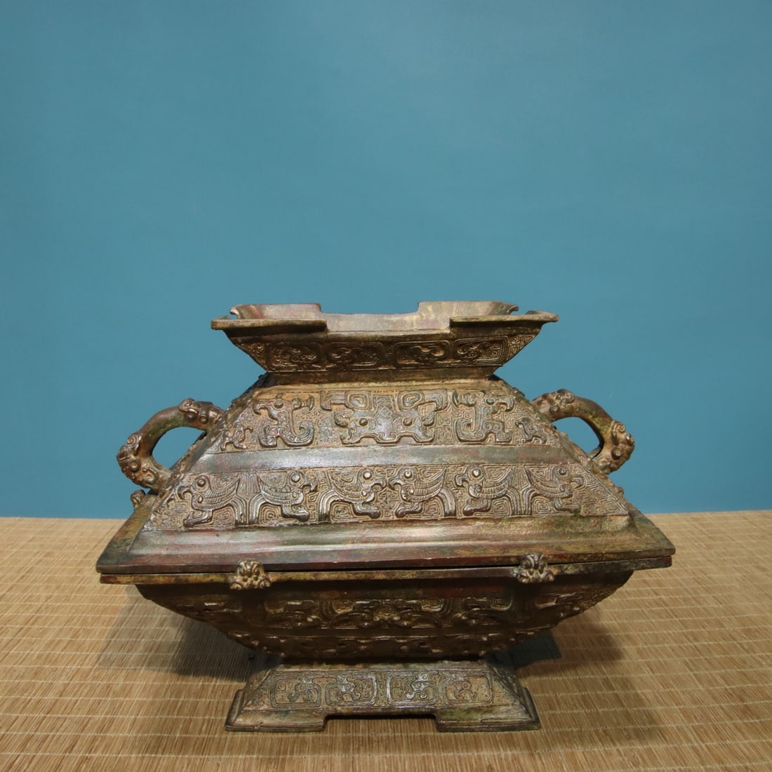 A fine bronze square praseodymium: Exquisite bronze square praseodymium Size:L:27cm W:22.5cm H:22.5cm W:6.35kg (The Dimensions Of All Batches Are Manually Measured.If You Need More Detailed Information, Please Contact Our Customer Serv
