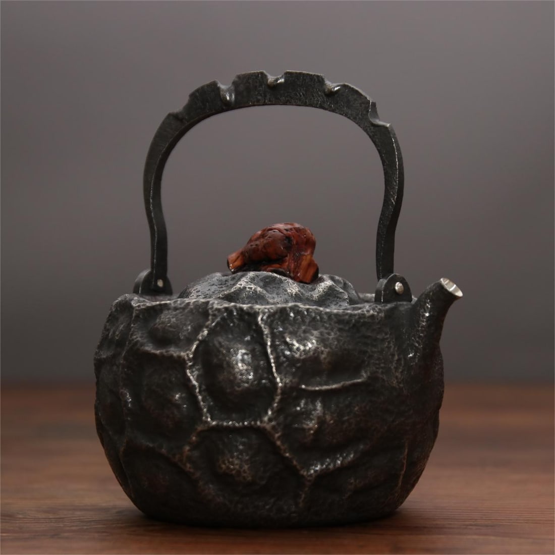 A fine Japanese silver pot: Exquisite Japanese silver pot Size:13x16cm W:0.432kg (The Dimensions Of All Batches Are Manually Measured.If You Need More Detailed Information, Please Contact Our Customer Service Before Bidding.)