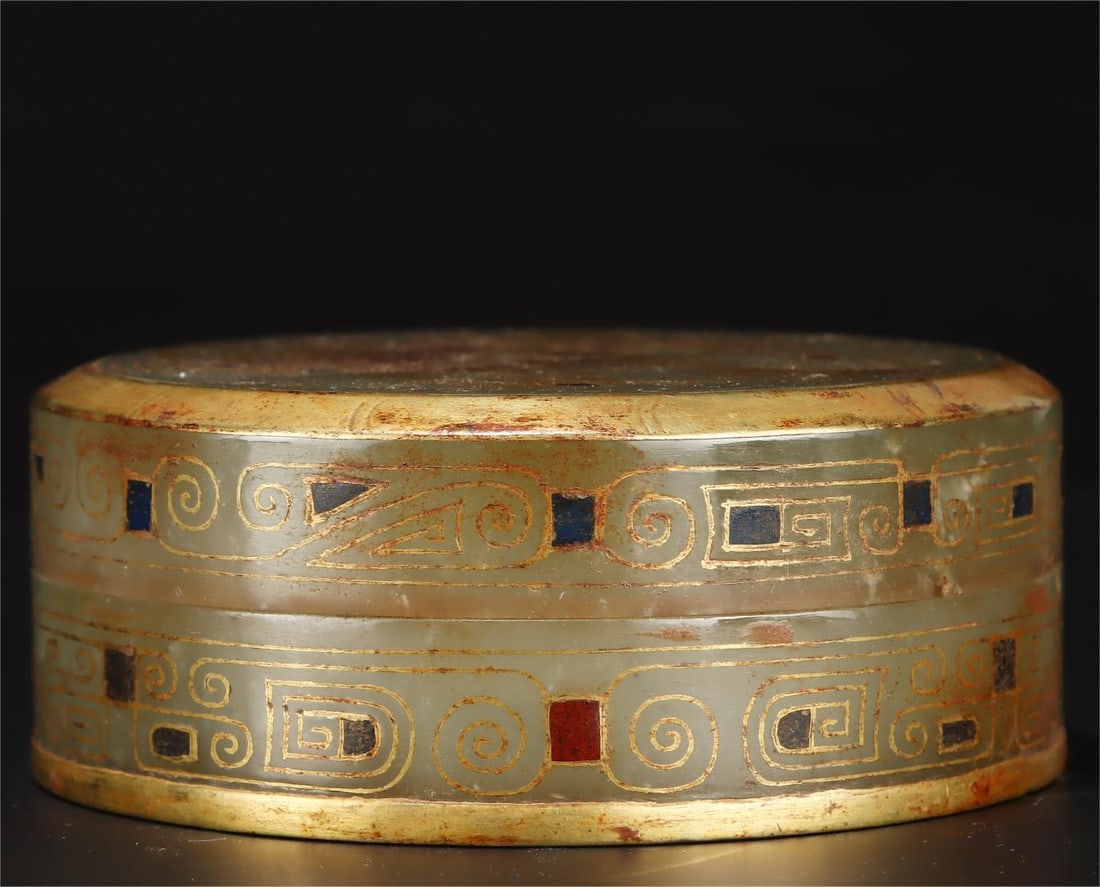 A Hetian jade pinched gold silk box from the Warring Han Dynasty: Hetian jade pinching gold silk box during the Warring Han Dynasty Size:H:3.6cm Calibre:8.9cm (The Dimensions Of All Batches Are Manually Measured.If You Need More Detailed Information, Please Contact 