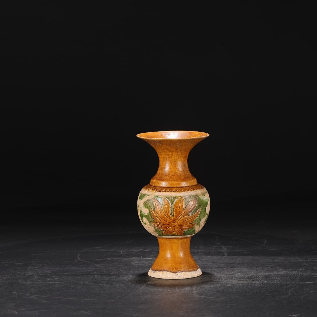 A three-color flower appreciation vase from the Gongxian kiln in the Tang Dynasty: The three-color flower appreciation vase of the Gongxian kiln in the Tang Dynasty Size:D:19.5cm Calibre:10cm Belly diameter:10cm (The Dimensions Of All Batches Are Manually Measured.If You Need More D