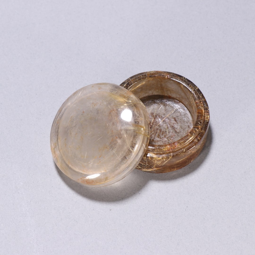 A Qing Dynasty hair crystal lid box (1 of 9)