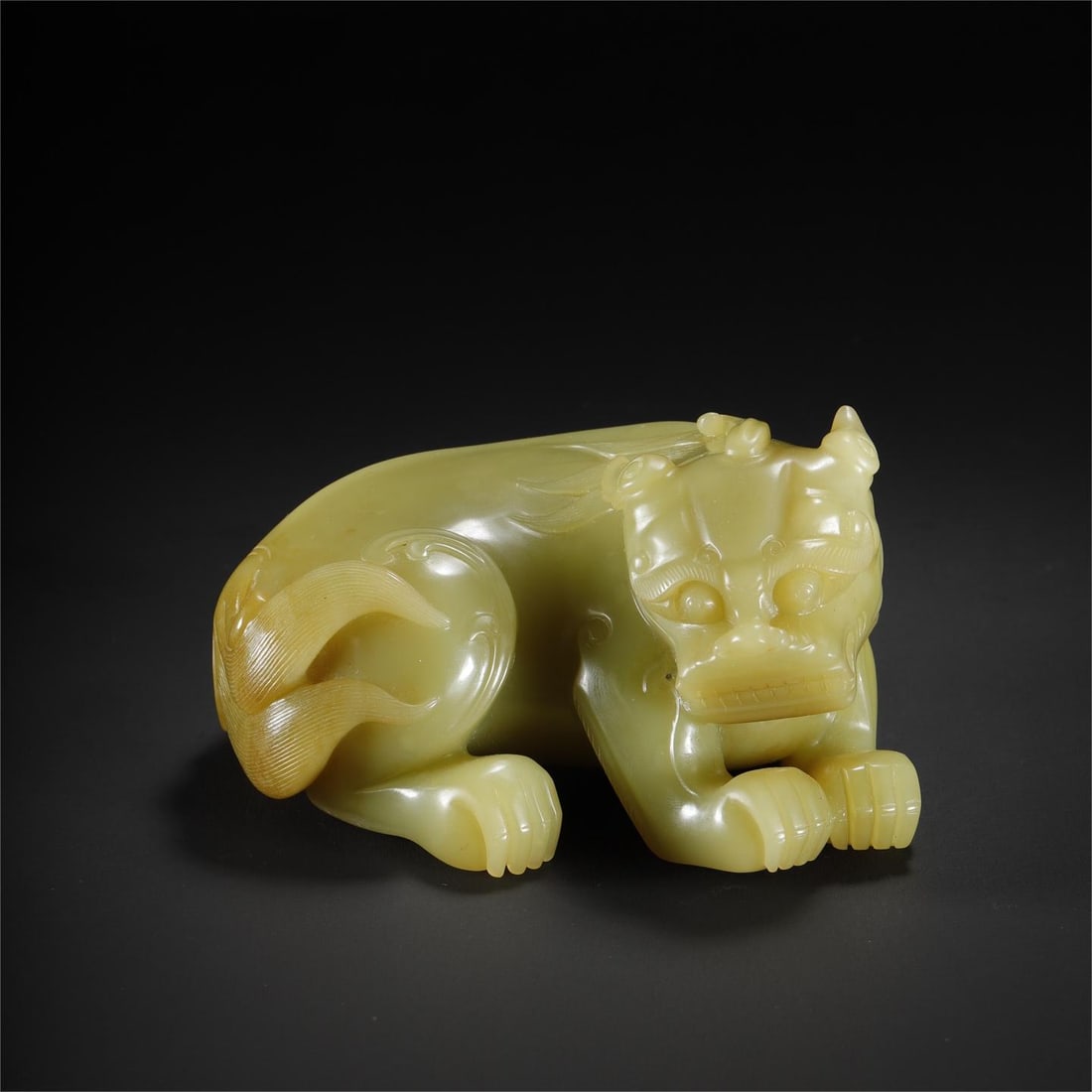 A beautiful Hetian topaz reclining beast ornament: Exquisite Hetian topaz reclining beast ornaments Size:10.5x7.0x5.8cm W:0.5327kg (The Dimensions Of All Batches Are Manually Measured.If You Need More Detailed Information, Please Contact Our Customer