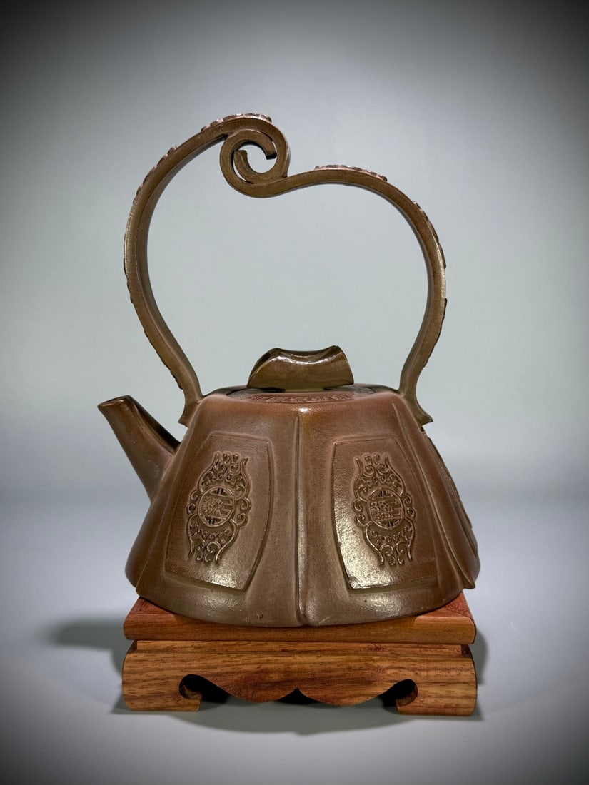 A Qing Dynasty printed decal diamond beam pot: Qing Dynasty printed diamond flower lifting pot Size:15.2x14x17.7cm W:0.508kg (The Dimensions Of All Batches Are Manually Measured.If You Need More Detailed Information, Please Contact Our Customer Se