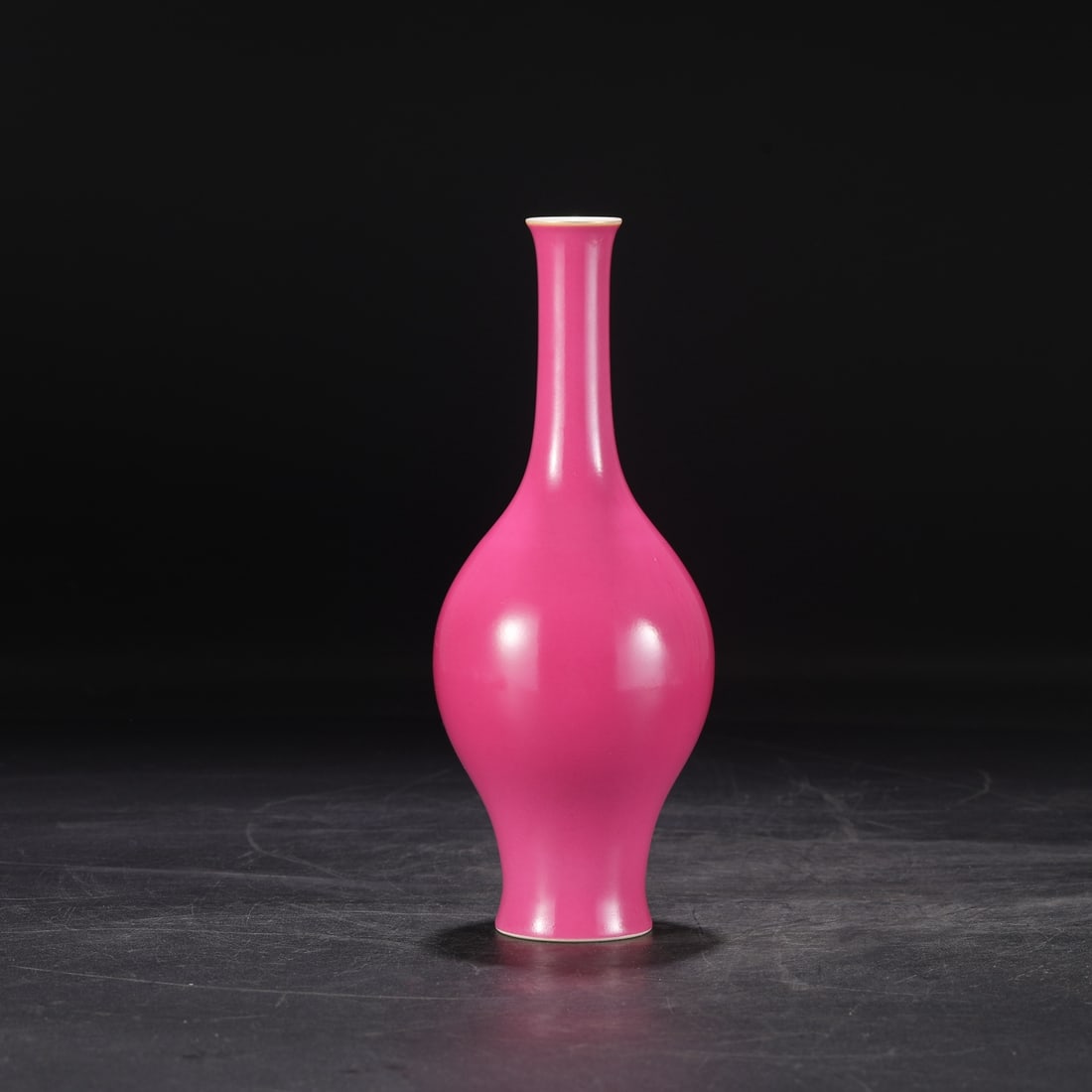 A carmine red glazed clean bottle made in the Yongzheng era of the Qing Dynasty: Qing Dynasty Yongzheng year carmine red glazed clean vase Size:H:23.5cm Calibre:3cm Belly diameter:9.5cm (The Dimensions Of All Batches Are Manually Measured.If You Need More Detailed Information, Ple