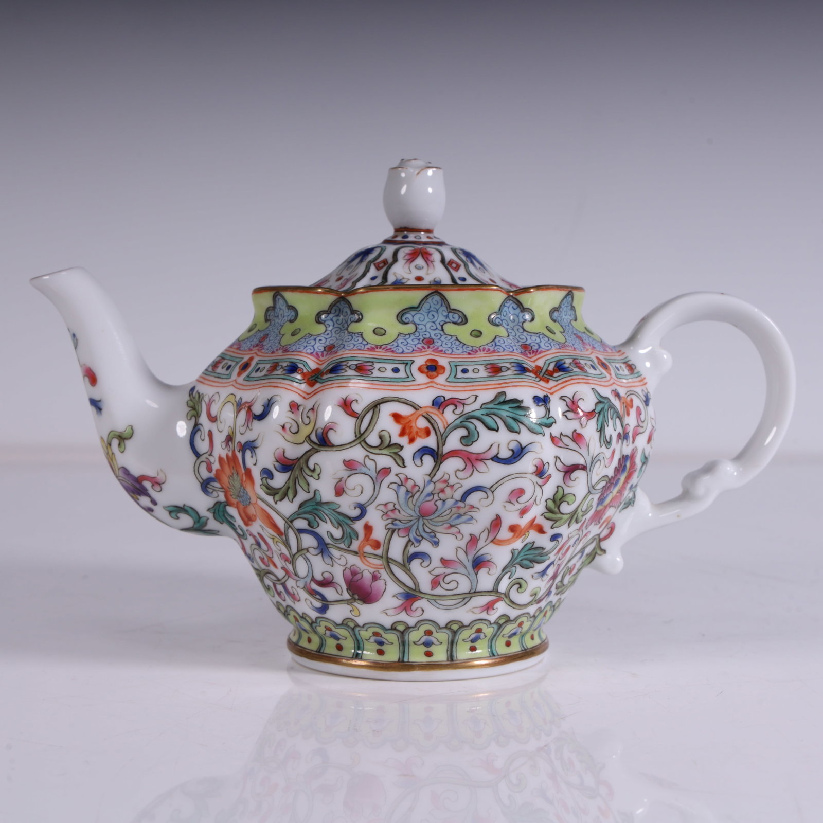 A pastel entwined lotus pattern pot from the Qing Dynasty: Qing Dynasty pastel entwined lotus pattern pot SIZE: L: 16.5cm W:10.5cm H:9.5cm W:0.2kg (The Dimensions Of All Batches Are Manually Measured.If You Need More Detailed Information, Please Contact Our C