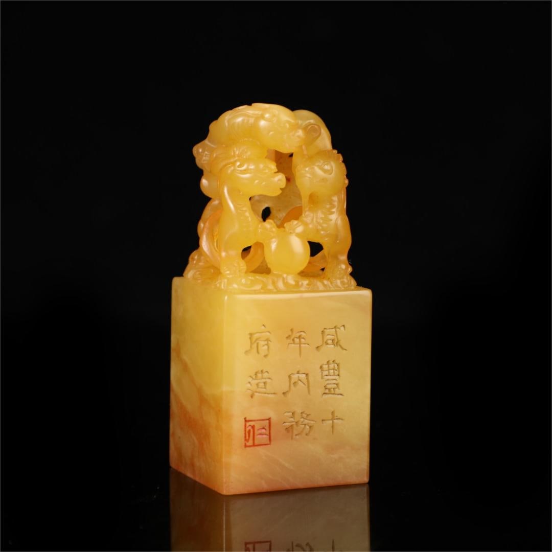 A piece of exquisite Hetian topaz: Exquisite Hetian topaz resins Size:8.5x3.5x3.5cm (The Dimensions Of All Batches Are Manually Measured.If You Need More Detailed Information, Please Contact Our Customer Service Before Bidding.)