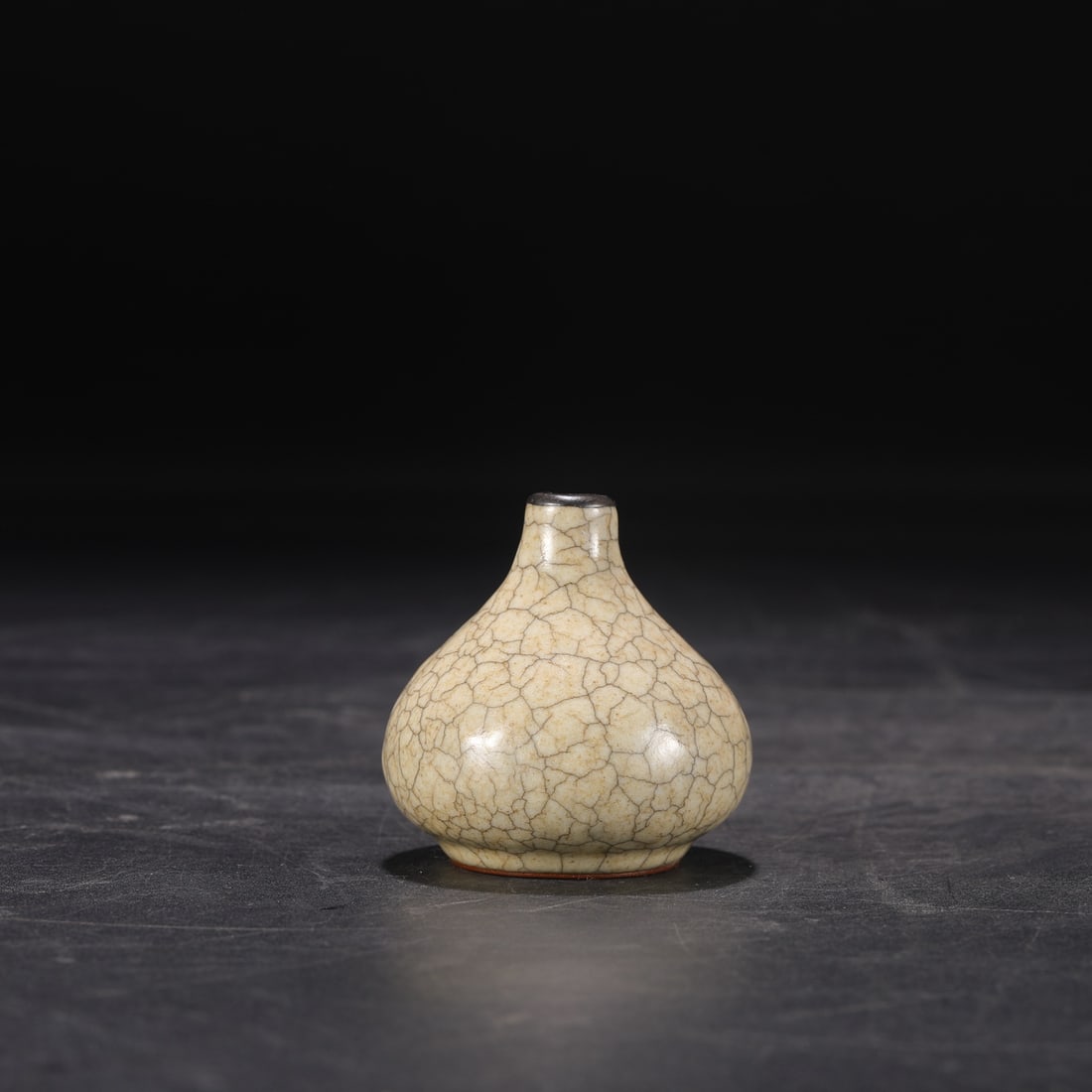 A beige glaze silver garlic drop from the Song Dynasty Ge kiln (1 of 8)