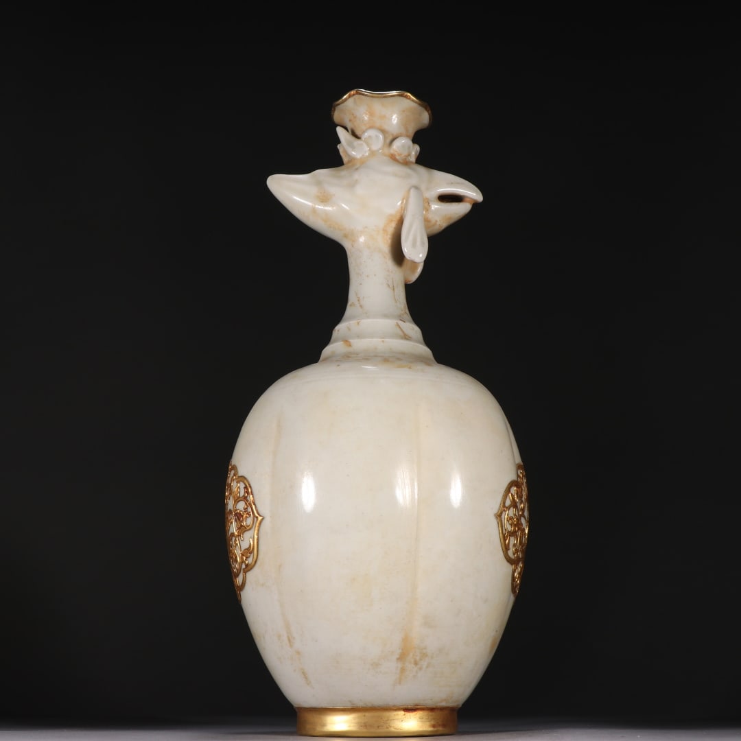 A golden phoenix head bottle from the Song Dynasty Ding kiln: The first bottle of the golden phoenix in the Song Dynasty Ding kiln Size:H:29cm W:13cm (The Dimensions Of All Batches Are Manually Measured.If You Need More Detailed Information, Please Contact Our C