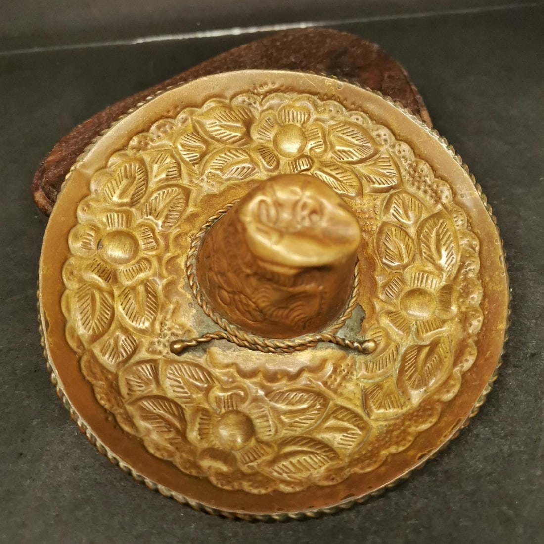 A beautiful Mexican cowboy hat smoke tray: Exquisite Mexican cowboy hat smoke trough (The Dimensions Of All Batches Are Manually Measured.If You Need More Detailed Information, Please Contact Our Customer Service Before Bidding.)