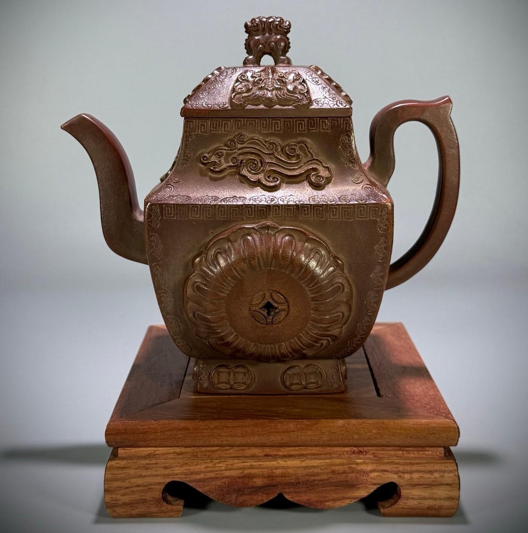 A Qing Dynasty printed imperial wine jug depicted in all directions: The print of the Qing Dynasty depicts the four directions of the court wine pot Size:15x9.1x13.8cm W:0.432kg (The Dimensions Of All Batches Are Manually Measured.If You Need More Detailed
