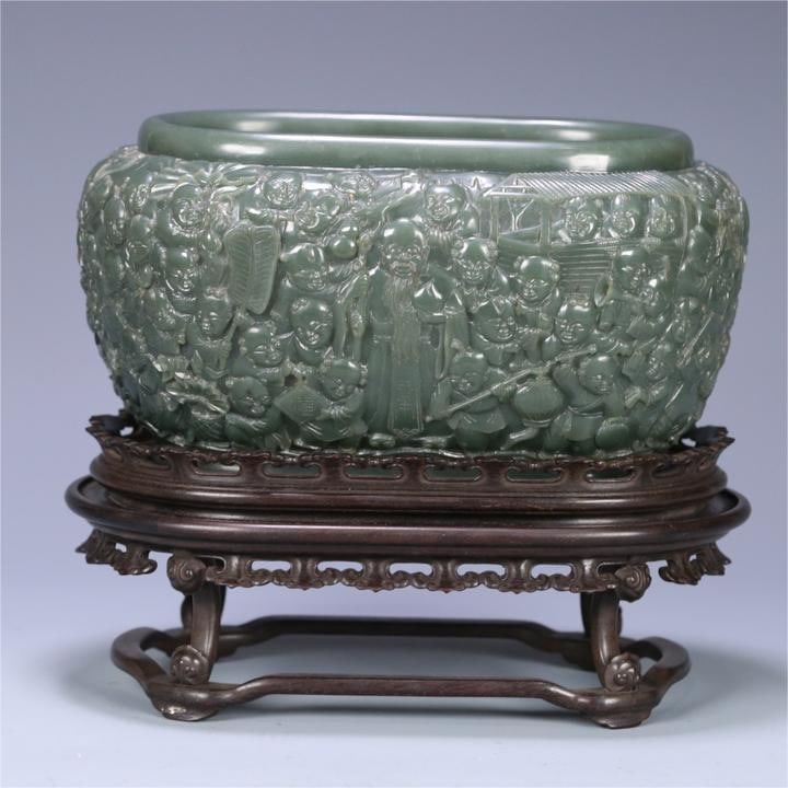 A piece of Hetian jasper from the Qing Dynasty with small-leaved rosewood and 100 children to wish: The Hetian jasper of the Qing Dynasty with small-leaved rosewood and hundred sons to celebrate the birthday wash Size:19x22.6x14.5cm W:2.405kg (The Dimensions Of All Batches Are Manually Measured.If