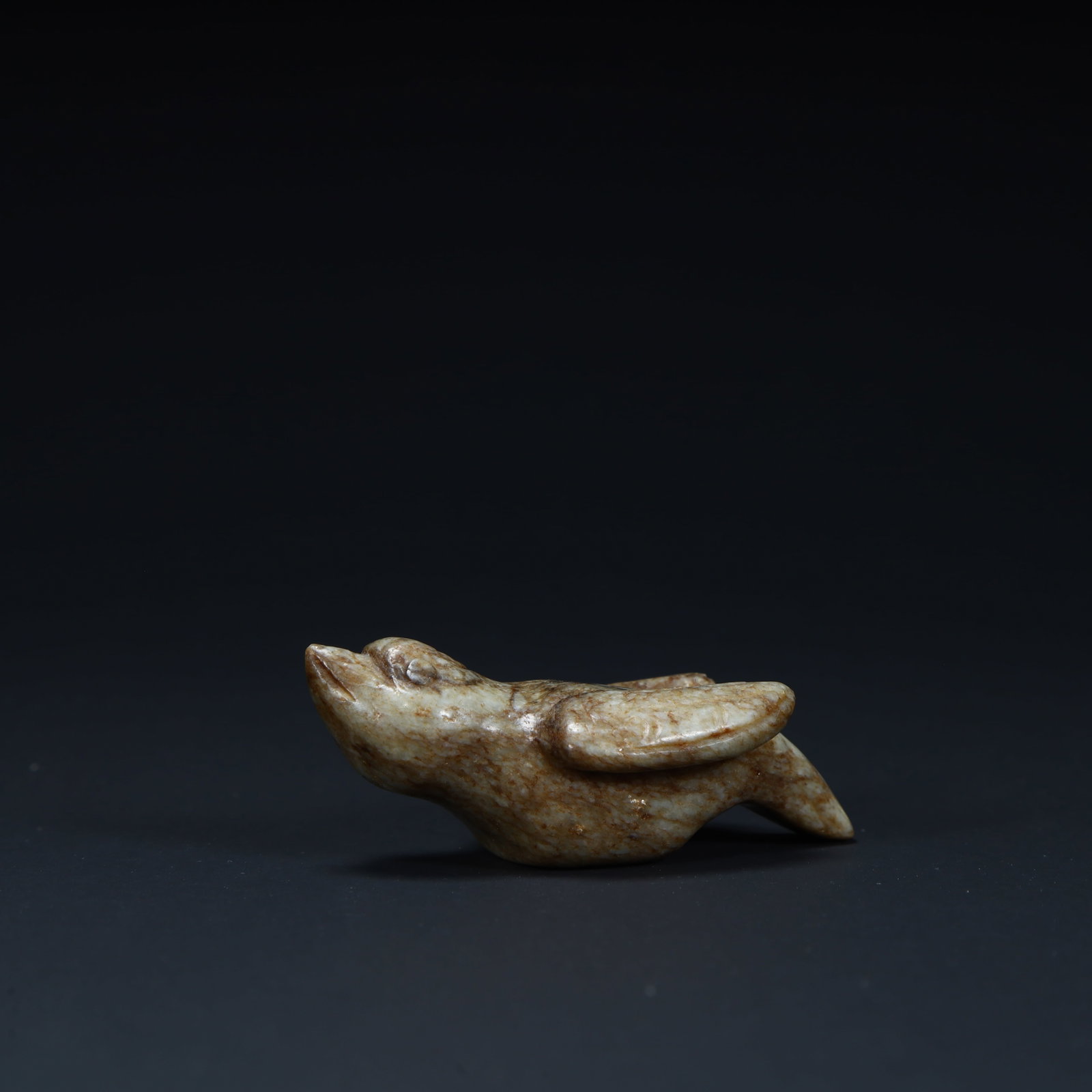 A beautiful ancient jade bird-shaped pendant: Exquisite ancient jade bird-shaped pendant SIZE:H: 2.2 cmL: 6 cmW: 3.1 cmW: 37 g (The Dimensions Of All Batches Are Manually Measured.If You Need More Detailed Information, Please Contact Our Customer
