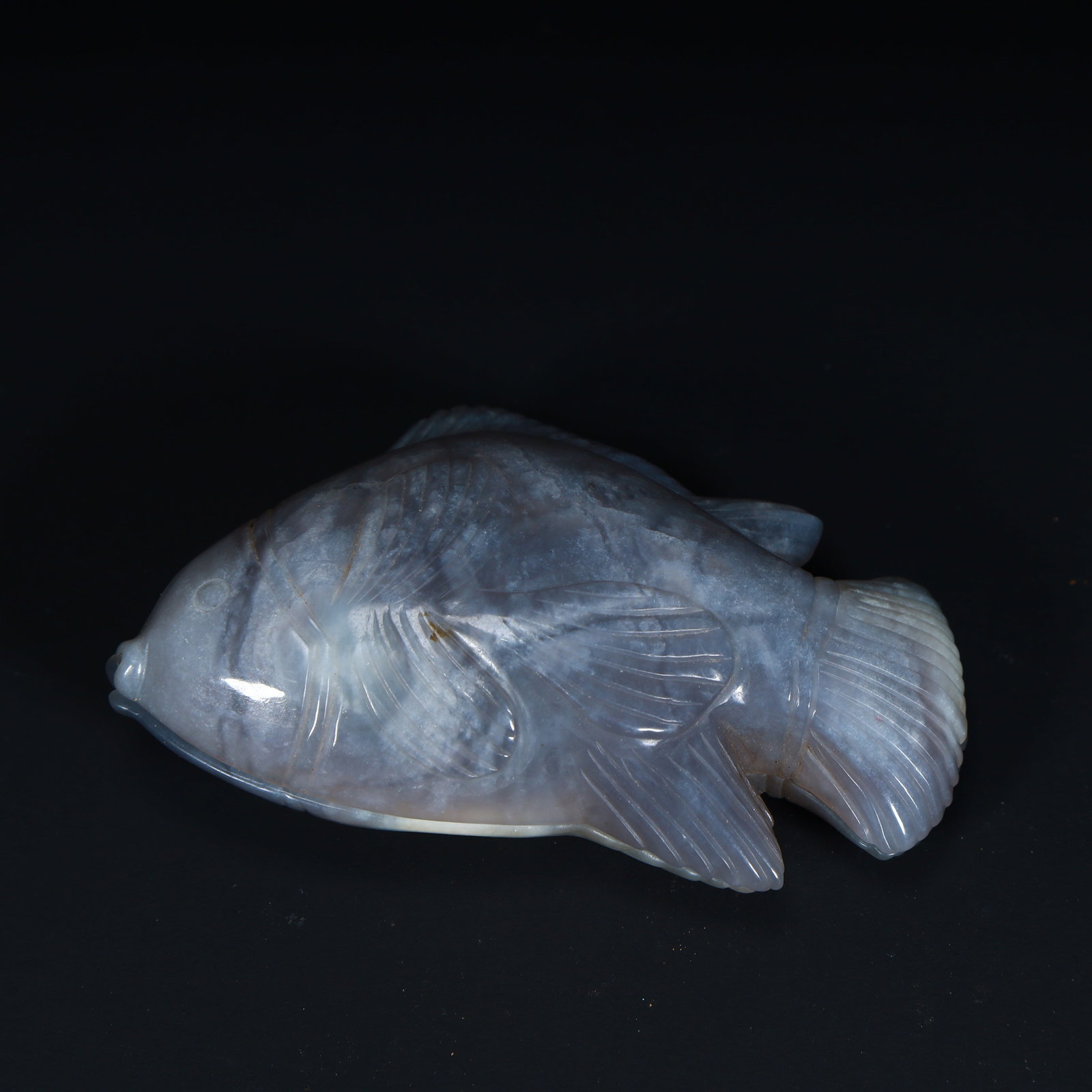 A Qing Dynasty agate carved fish-shaped lid box: Qing Dynasty agate carved fish-shaped lid box SIZE:H: 3cmL: 9cmW: 5.5cmW: 77.5g (The Dimensions Of All Batches Are Manually Measured.If You Need More Detailed Information, Please Contact Our Customer 