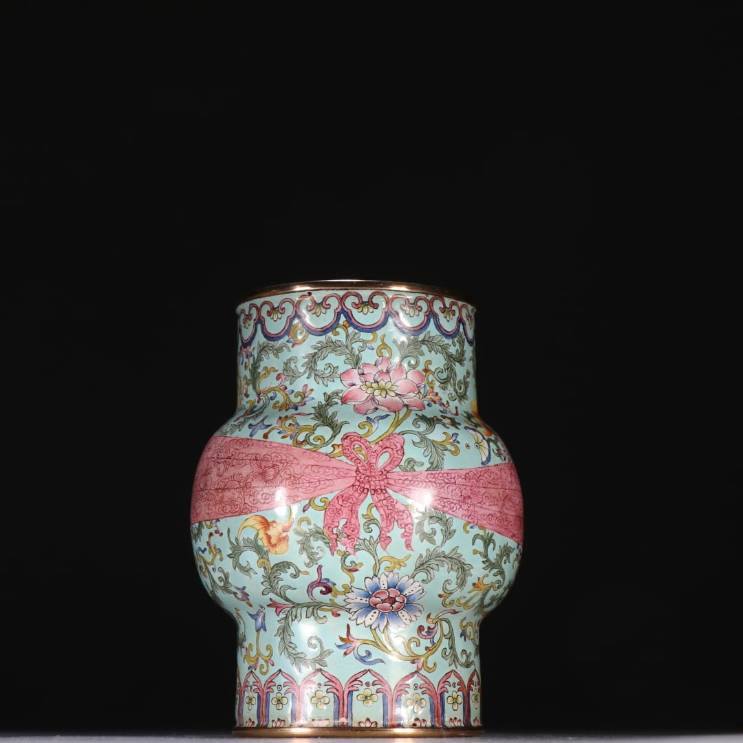 A Qing Dynasty copper tire painting enamel baggage bottle: Qing Dynasty copper tire painting enamel baggage bottle Size:H:10.9cm W:8.5cm W:0.4685kg (The Dimensions Of All Batches Are Manually Measured.If You Need More Detailed Information, Please Contact Our 