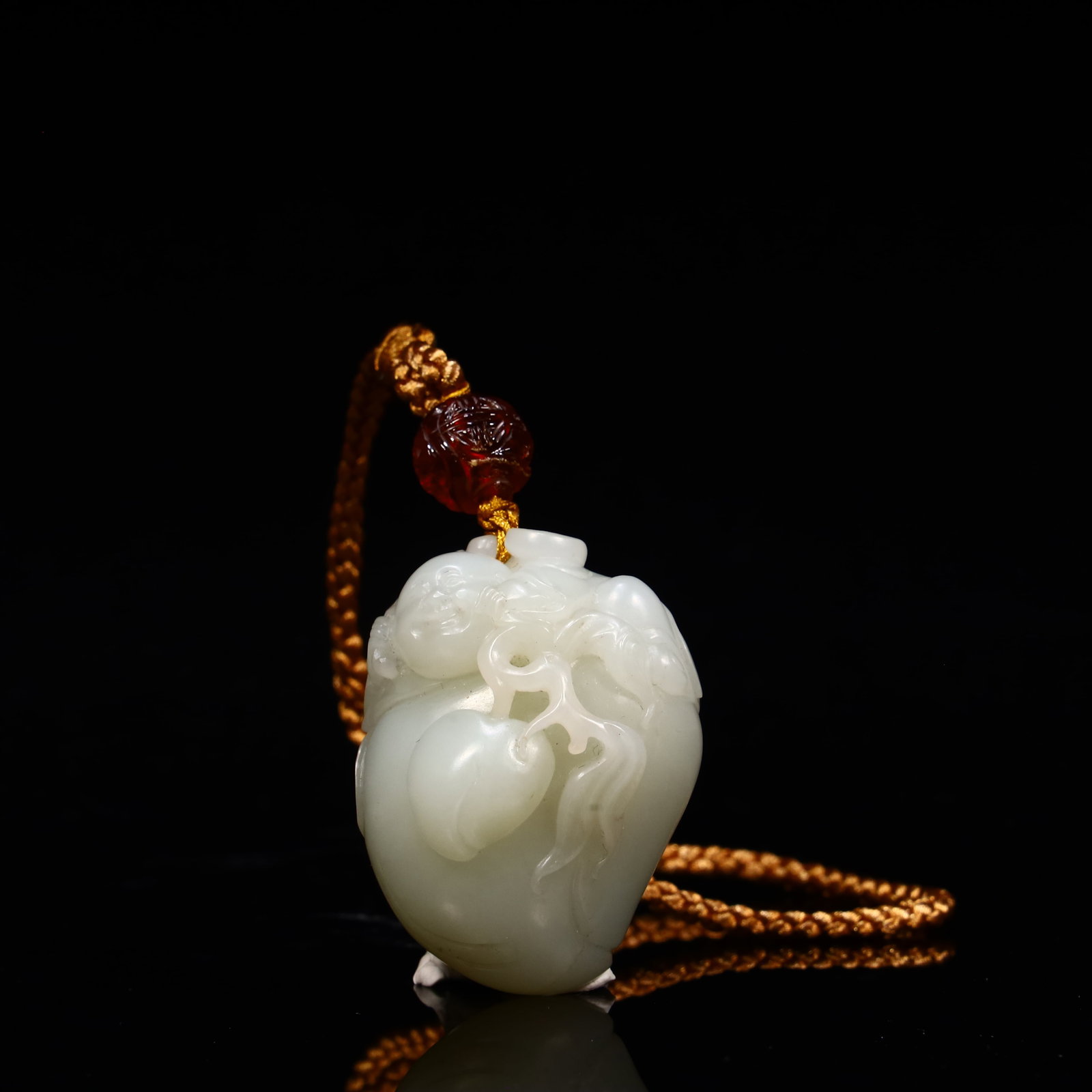 A beautiful Hetian jade longevity peach handle piece: Exquisite Hetian jade longevity peach handles SIZE: L: :4cm W::3cm H::2cm W::54.3G (The Dimensions Of All Batches Are Manually Measured.If You Need More Detailed Information, Please Contact Our Custom