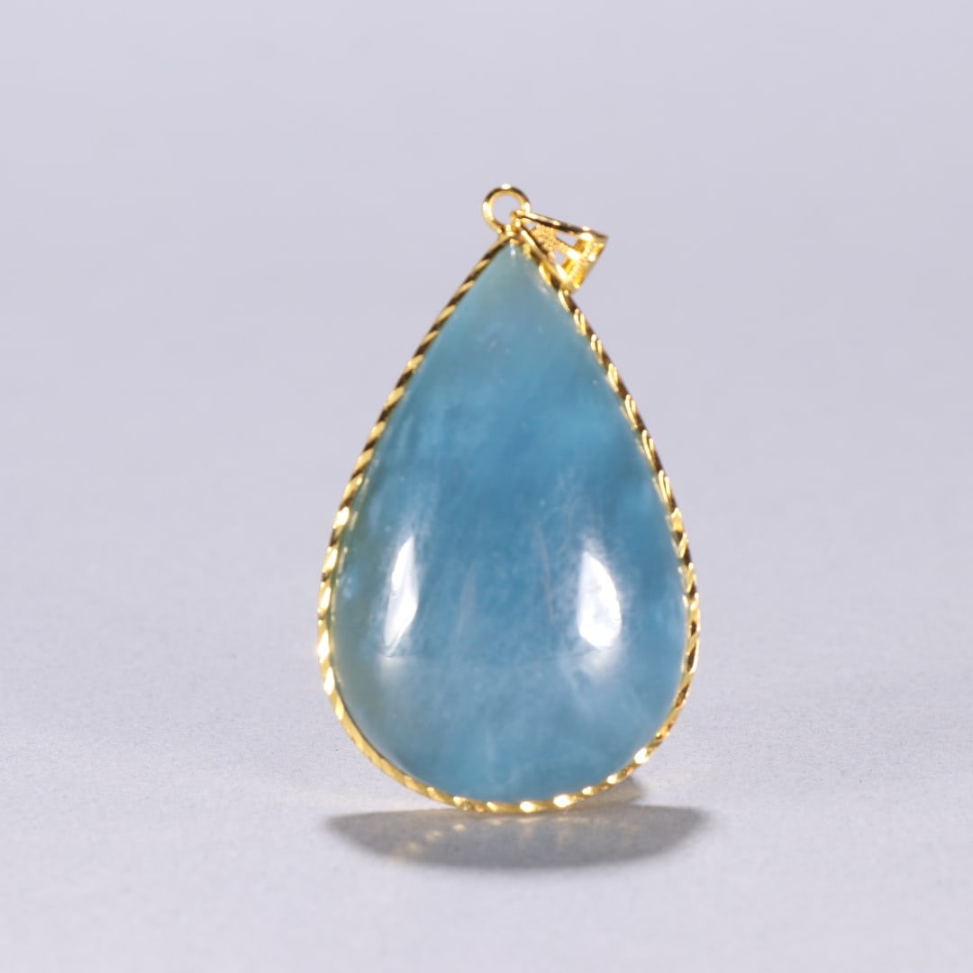 A beautiful aquamarine gold-filled drop-shaped pendant: Exquisite aquamarine gold-filled pear-shaped pendant Size:H:5.5cm W:3cm W:0.0286kg (The Dimensions Of All Batches Are Manually Measured.If You Need More Detailed Information, Please Contact Our Custom