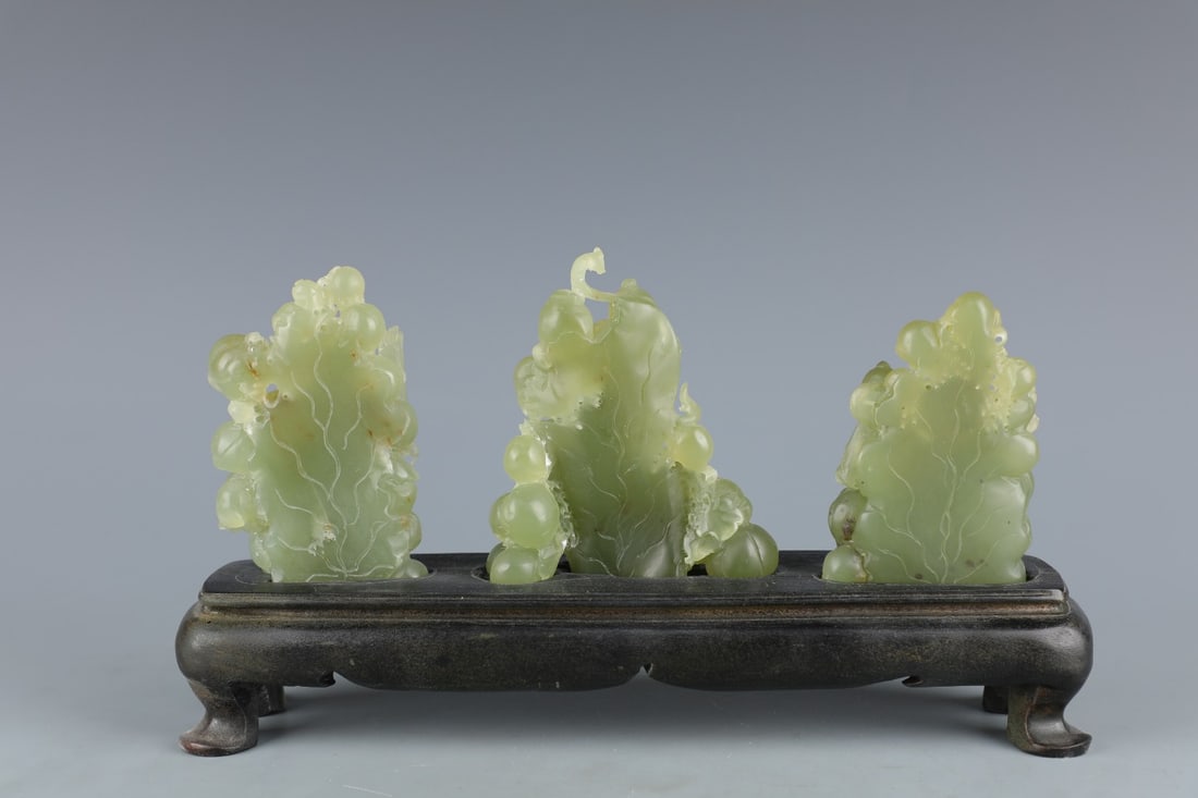 A Qing Dynasty Shoushan mugwort leaf green boy pendulum: The Qing Dynasty's Shoushan mugwort leaf green boy pendulum Size:H:10cm W:6.5cm H:12cm W:10cm H:11cm W:7.5cm W:0.835kg (The Dimensions Of All Batches Are Manually Measured.If You Need More Detailed In