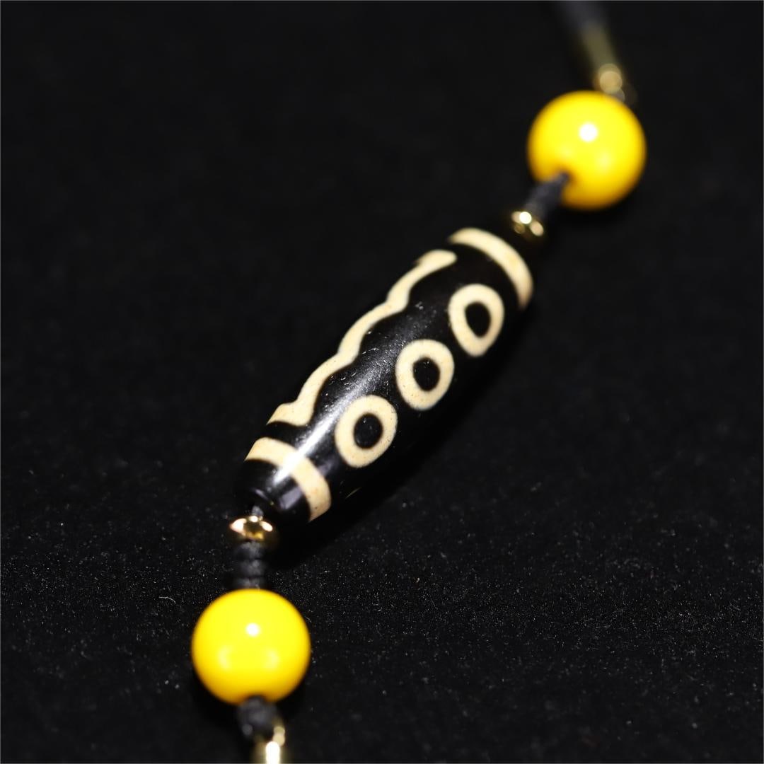 A beautiful old five-eyed Dzi necklace: Exquisite old five-eyed Dzi necklace Size:3.9x1.2cm W:0.012kg (The Dimensions Of All Batches Are Manually Measured.If You Need More Detailed Information, Please Contact Our Customer Service Before Bid