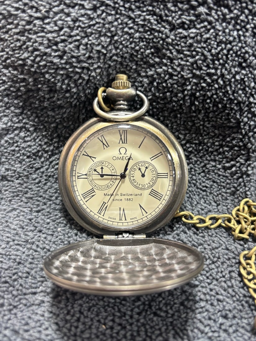A beautiful gilt mechanical pocket watch: Beautiful gilt mechanical pocket watch (The Dimensions Of All Batches Are Manually Measured.If You Need More Detailed Information, Please Contact Our Customer Service Before Bidding.)