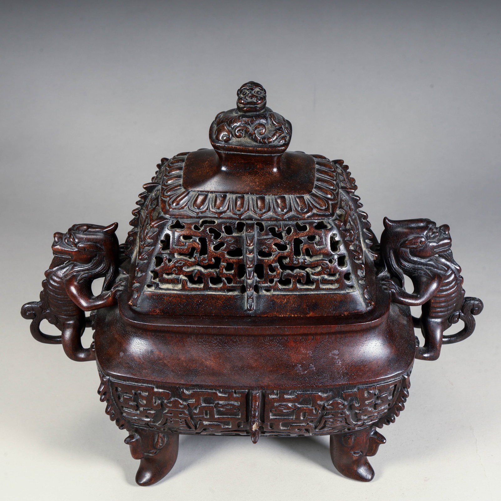 A piece of agarwood aromatherapy burner from the Qing Dynasty: Qing Dynasty agarwood aroma burner Size: H:26cm L: 29cm W:16cm W:0.5kg (The Dimensions Of All Batches Are Manually Measured.If You Need More Detailed Information, Please Contact Our Customer Service B