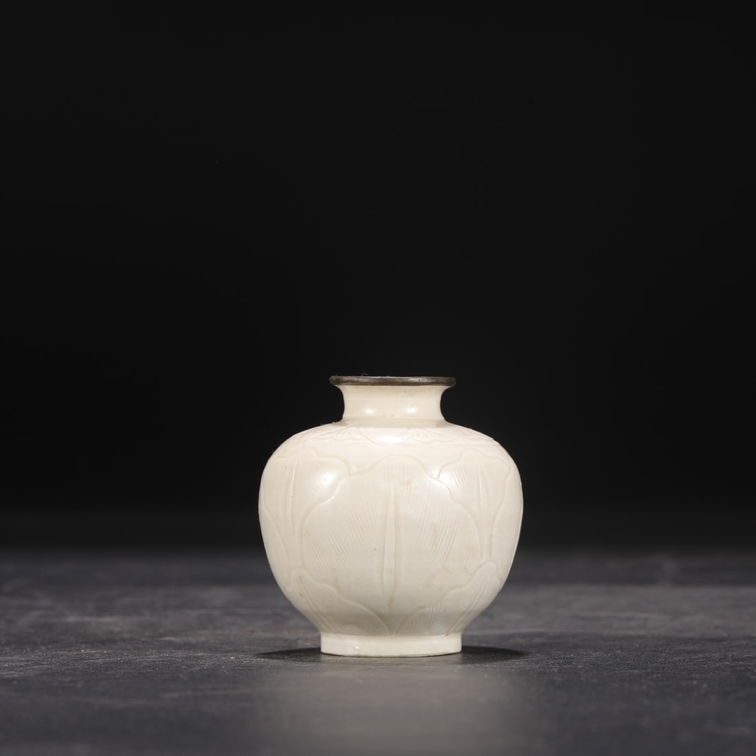 A small jar with a carved banana leaf pattern silver mouth from the Song Dynasty Ding kiln: The carved banana leaf pattern silver mouth small jar of the Song Dynasty Ding kiln Size:H:7.5cm Calibre:3cm Belly diameter:6.5cm (The Dimensions Of All Batches Are Manually Measured.If You Need More 