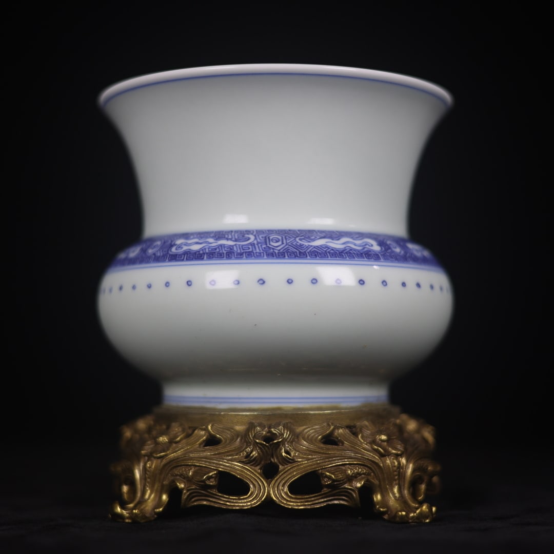 A beautiful blue and white glazed red inlaid copper seat slag bucket: Exquisite blue and white glaze red inlaid copper seat slag bucket Size:H:13cm Calibre:11cm Bottom:10.5cm (The Dimensions Of All Batches Are Manually Measured.If You Need More Detailed Information, Ple