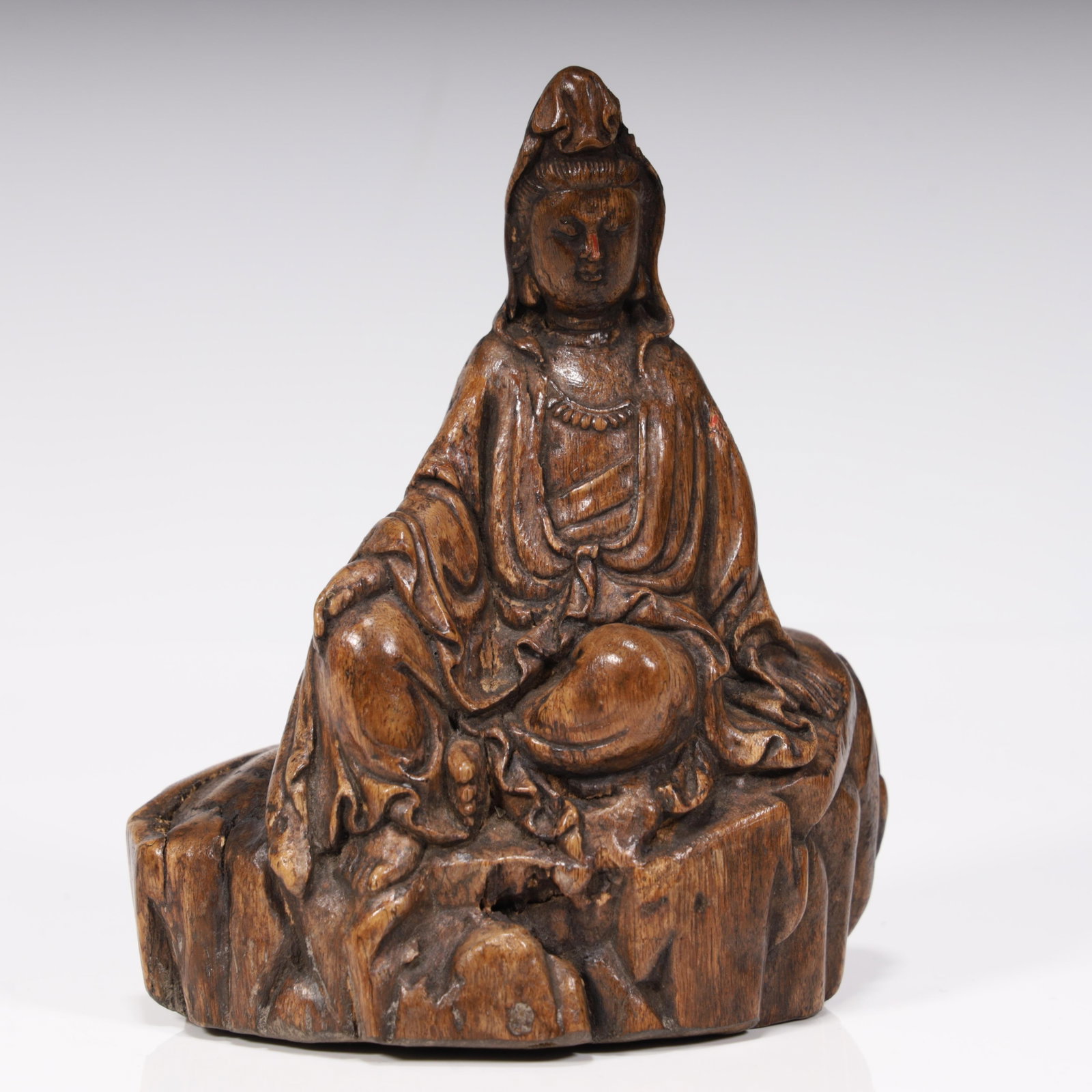 A beautiful agarwood carving of Shuiyue Guanyin: Exquisite agarwood carving water moon Guanyin SIZE:L: 10cm W:6.5cm H:13cm W:0.099kg (The Dimensions Of All Batches Are Manually Measured.If You Need More Detailed Information, Please Contact Our Custo
