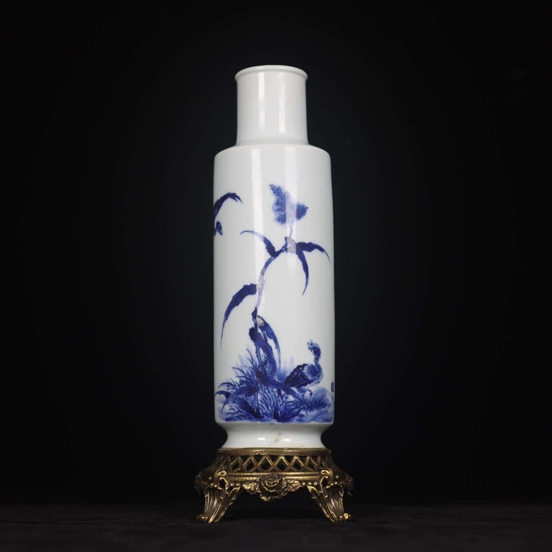 A beautiful blue and white reed goose pattern inlaid copper seat mallet bottle: Exquisite blue and white reed goose pattern inlaid copper seat mallet vase Size:29.2cm Calibre:4.8cm D:7.5cm Bottom:9.8cm (The Dimensions Of All Batches Are Manually Measured.If You Need More Detailed