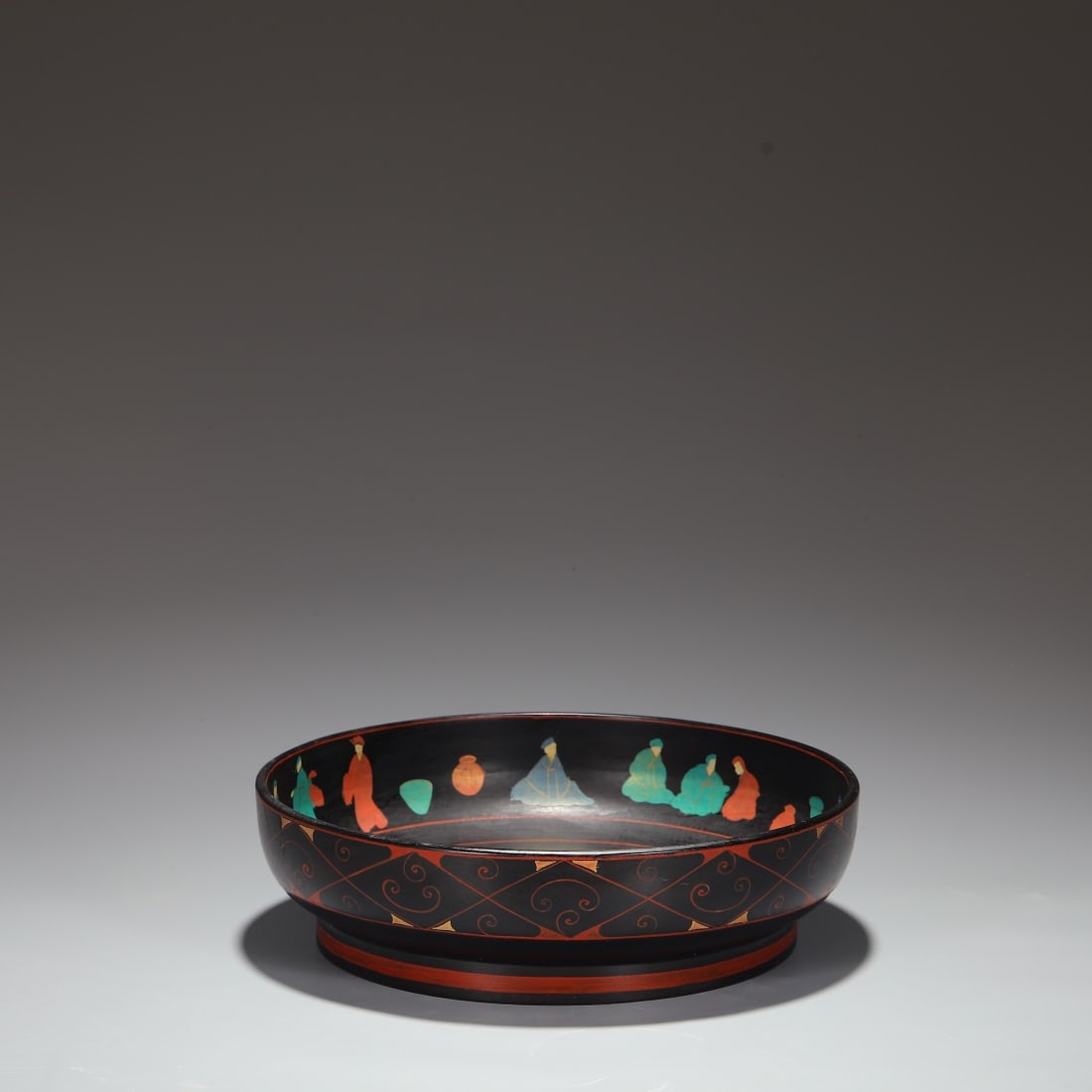 A large plate of lacquerware court figures from the Han Dynasty: Han Dynasty lacquerware court royal figure plate Size:H:9.5cm Calibre:32.5cm (The Dimensions Of All Batches Are Manually Measured.If You Need More Detailed Information, Please Contact Our Customer Ser