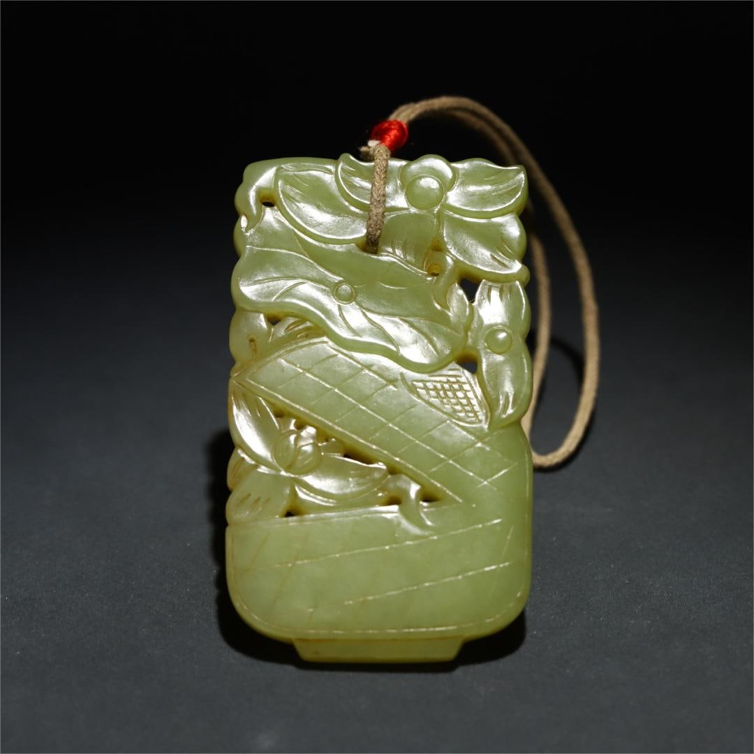 A Qing Dynasty old Hetian topaz lotus card: Qing Dynasty's old Hetian topaz lotus card Size:6.5x3.8x0.7cm W:0.0443kg (The Dimensions Of All Batches Are Manually Measured.If You Need More Detailed Information, Please Contact Our Customer Service
