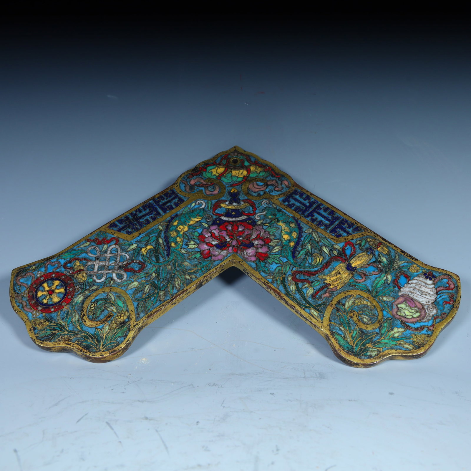A Qing Dynasty cloisonné cloisonné enamel eight-treasure pattern decorative chime: The cloisonné cloisonné enamel of the Qing Dynasty is decorated with eight treasure patterns SIZE:H:3.7cm W:15.7cm W:767.5g (The Dimensions Of All Batches Are Manually Measured.If You Need More Deta