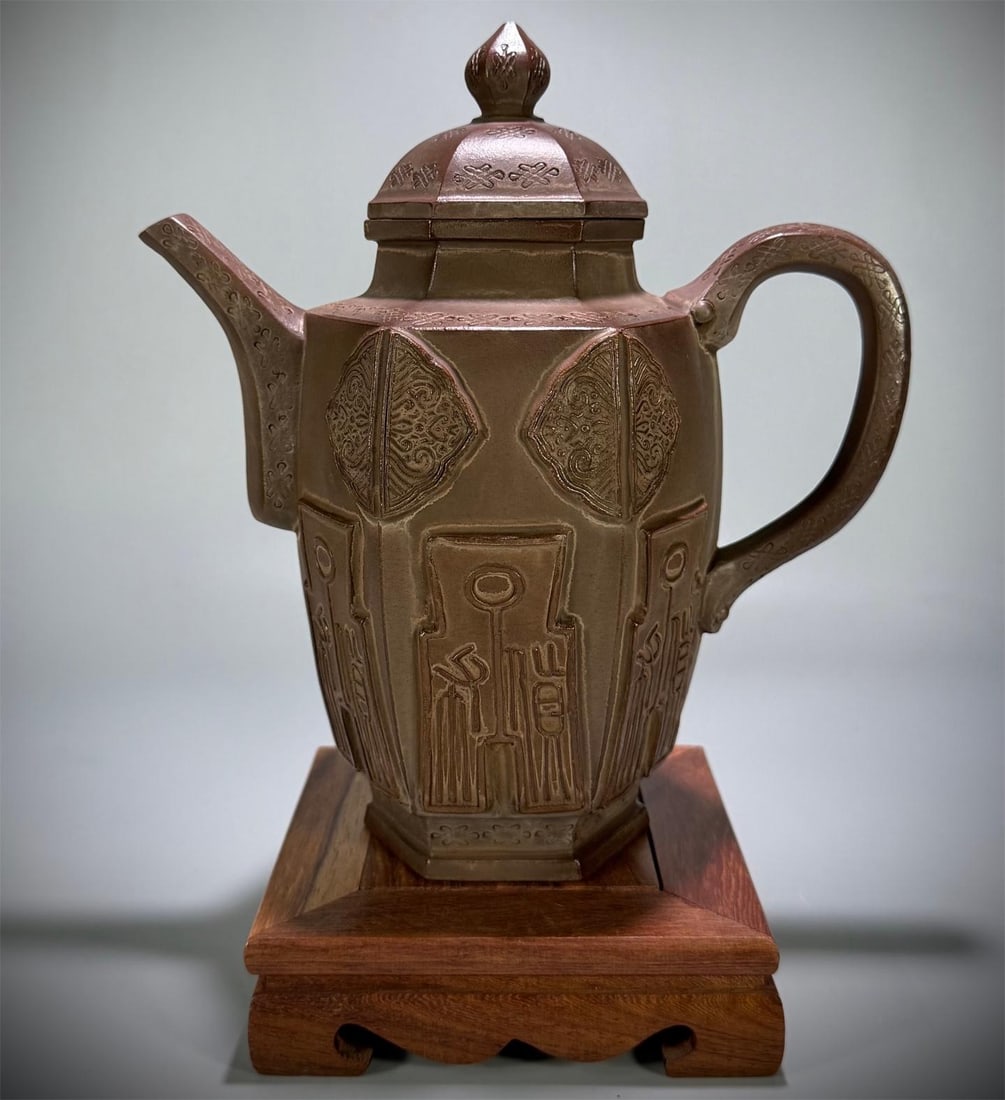 A Qing Dynasty printed depiction of a six-sided court wine jug: The print of the Qing Dynasty depicts the six-party court wine jug Size:17.6x11x10.8cm W:0.407kg (The Dimensions Of All Batches Are Manually Measured.If You Need More Detailed Information, Please Cont