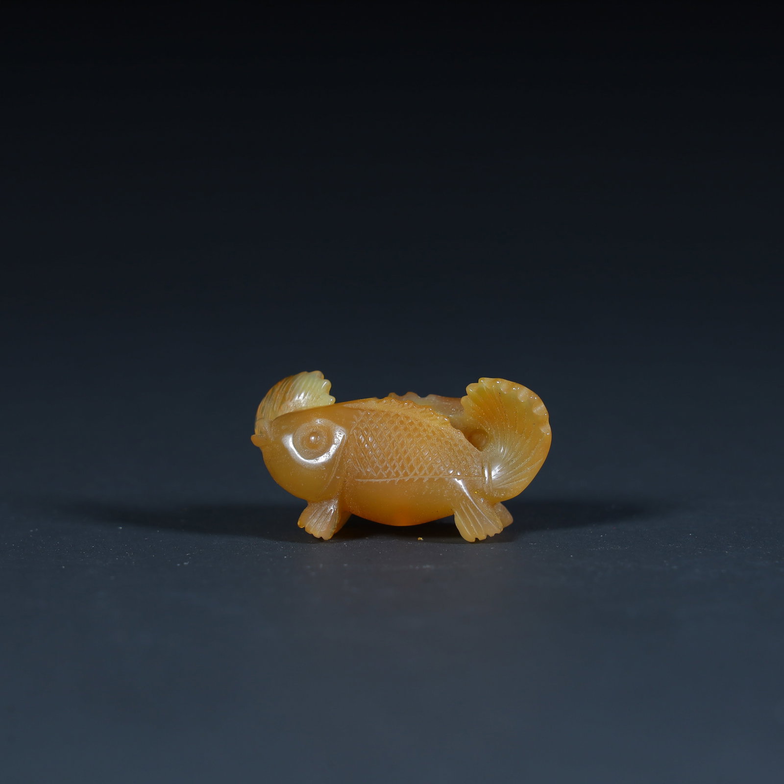 A piece of Qing Dynasty agate beautiful color has more than a fish-shaped handle every year (1 of 8)