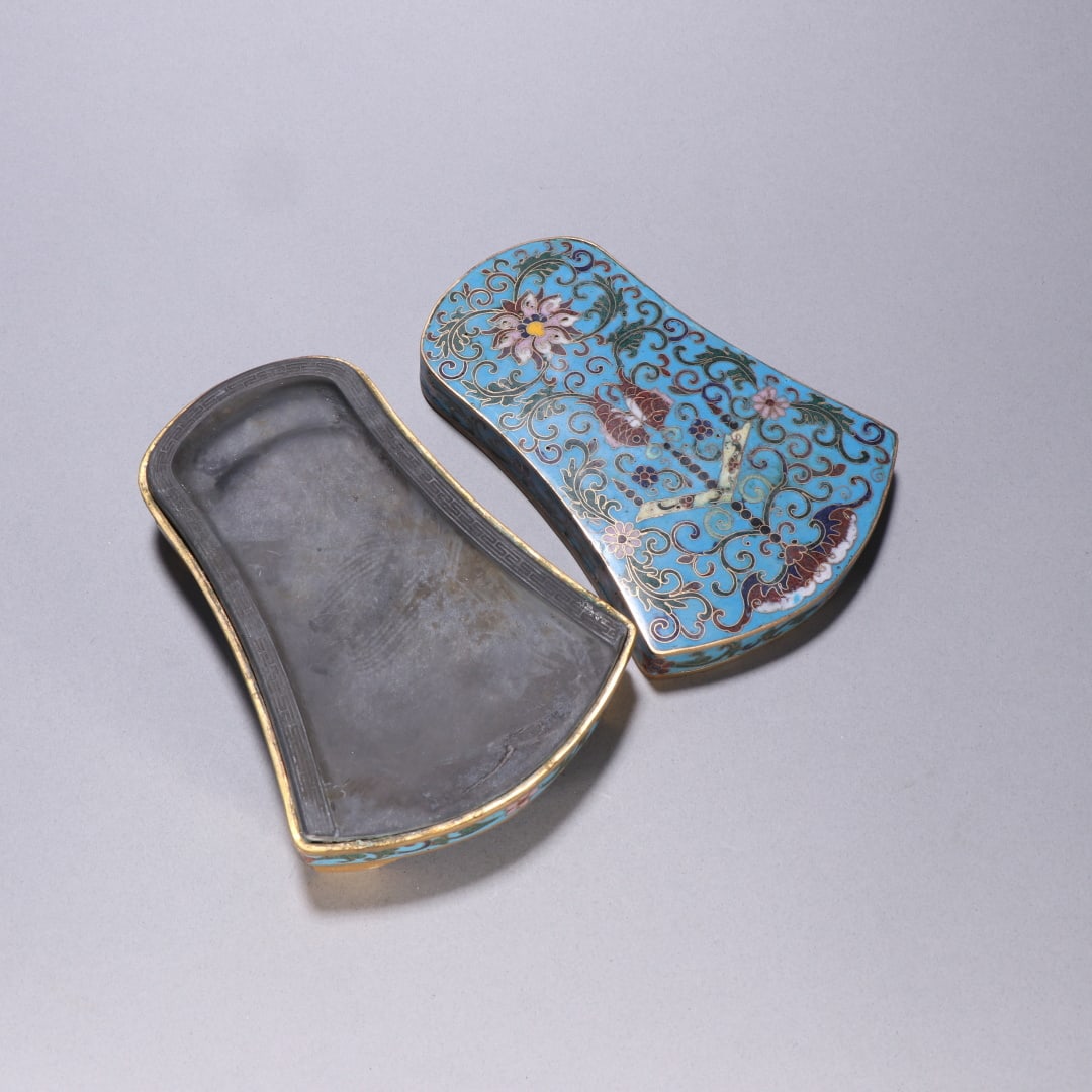 A copper-gilt cloisonné set of inkstones from the Qing Dynasty: Qing Dynasty copper gilt cloisonné set inkstone Size:H:4.7cm W:14.7x4.2cm W:0.78kg (The Dimensions Of All Batches Are Manually Measured.If You Need More Detailed Information, Please Contact Our Custo