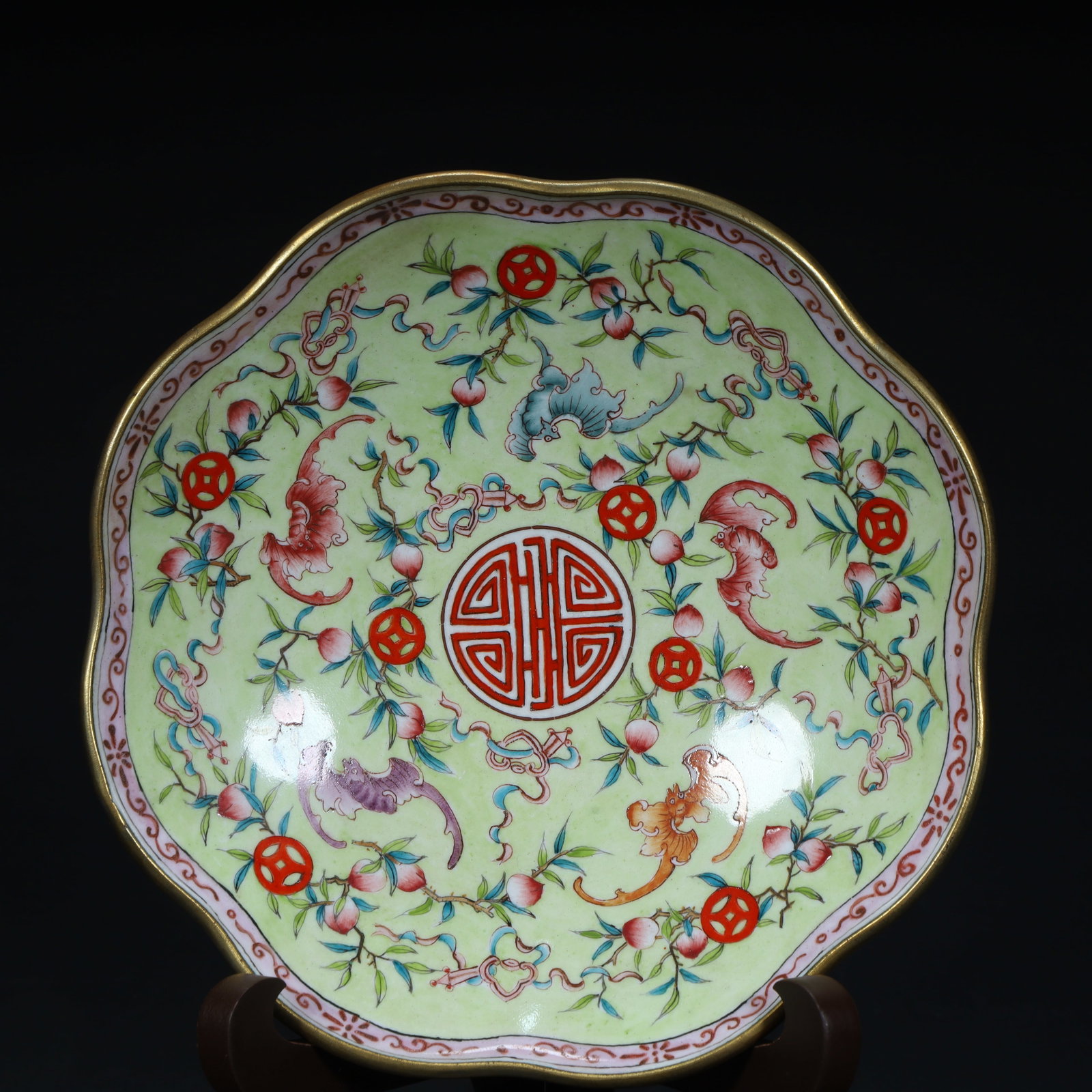 A green pastel five-bat holding a longevity pattern flower mouth plate of the Qing Dynasty: The green pastel of the Qing Dynasty five bats hold the longevity pattern flower mouth plate SIZE:H: 4cmL: 16cmW: 16cmW: 333g (The Dimensions Of All Batches Are Manually Measured.If You Need More Deta