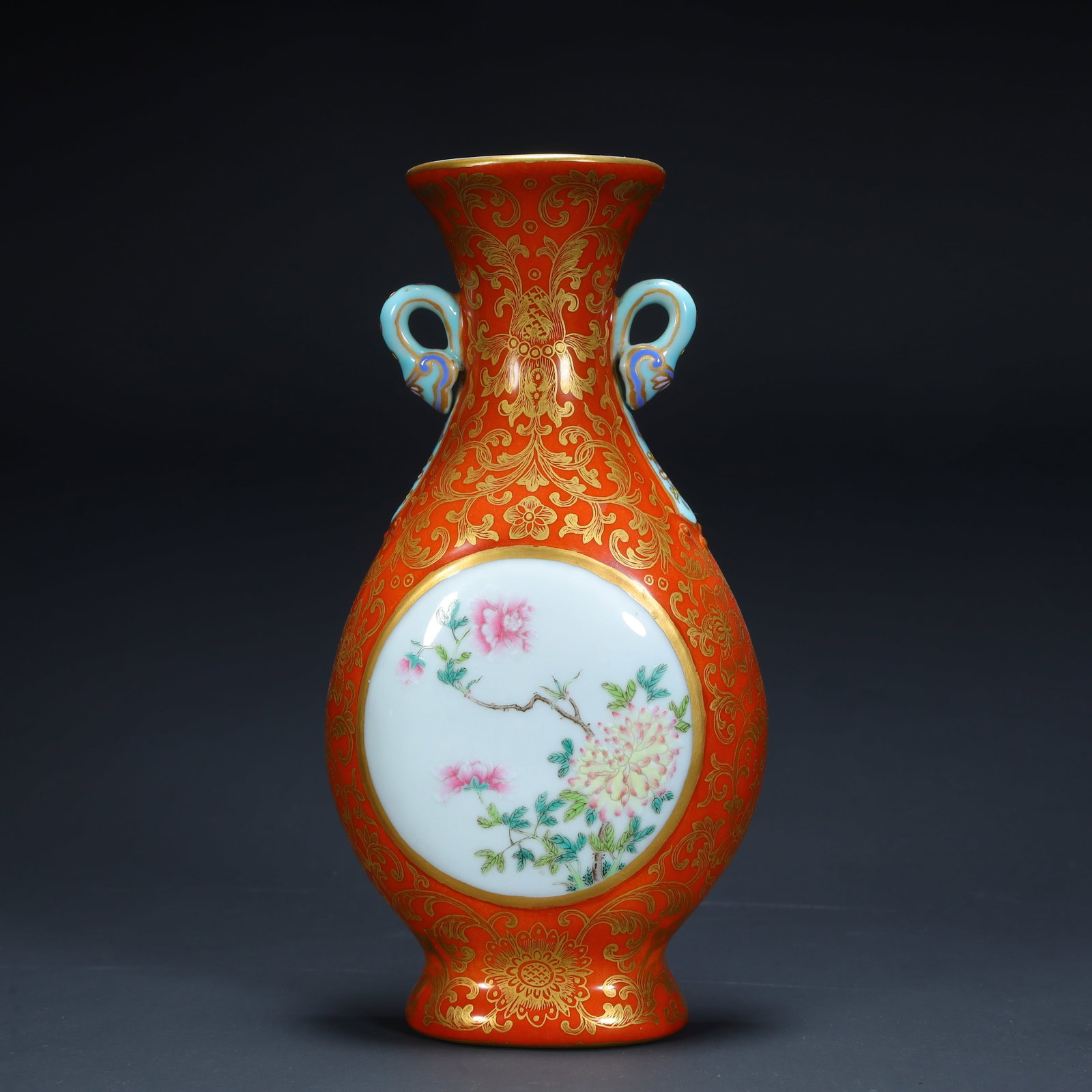 A fan-patterned floral amphora made in the Qianlong period of the Qing Dynasty: Qing Qianlong year alum red ground gold consecrated pastel floral pattern amphora SIZE:H: 19.4cmL: 10cmW: 3.8cmW: 390g (The Dimensions Of All Batches Are Manually Measured.If You Need More Detailed In