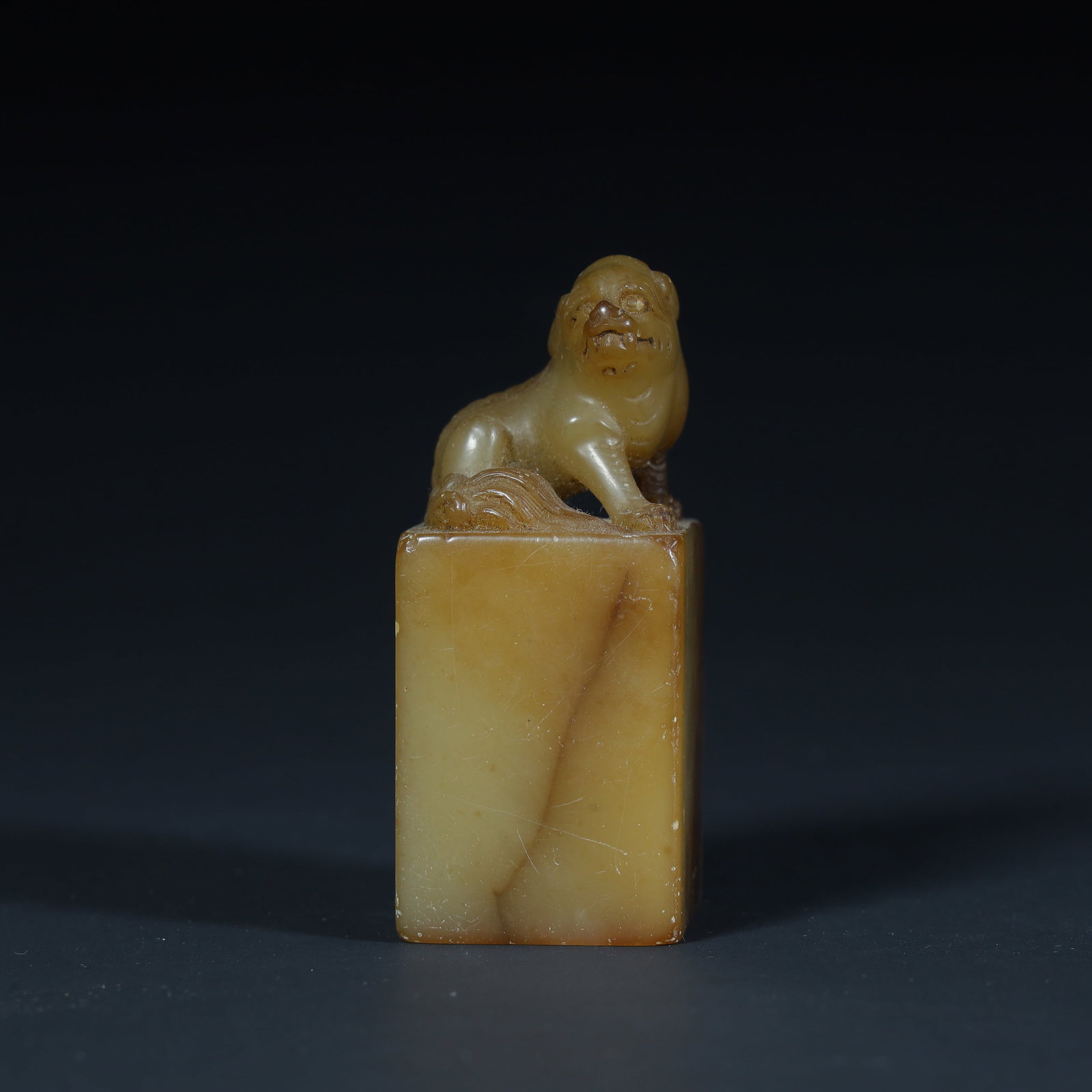A Qing Dynasty Shoushan stone auspicious lion button seal: The Shoushan stone auspicious lion button seal of the Qing Dynasty SIZE:H: 6.5cmL: 2.7cmW: 2.7cmW: 91g (The Dimensions Of All Batches Are Manually Measured.If You Need More Detailed Information, Pleas