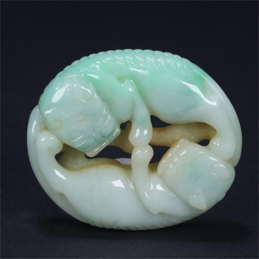 A jade double badger handle piece from the Qing Dynasty: Qing Dynasty jade double badger handle Size:5.52x4.79x1.33cm W:0.064kg (The Dimensions Of All Batches Are Manually Measured.If You Need More Detailed Information, Please Contact Our Customer Service B