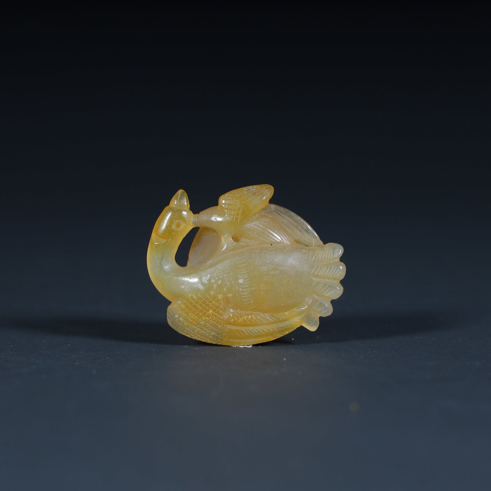 A piece of Qing Dynasty agate beautiful mandarin duck handle: Qing Dynasty's agate beautiful mandarin duck holding the branch SIZE:H:0.9cmL: 3.8cmW:3cmW:12g (The Dimensions Of All Batches Are Manually Measured.If You Need More Detailed Information, Please Contac