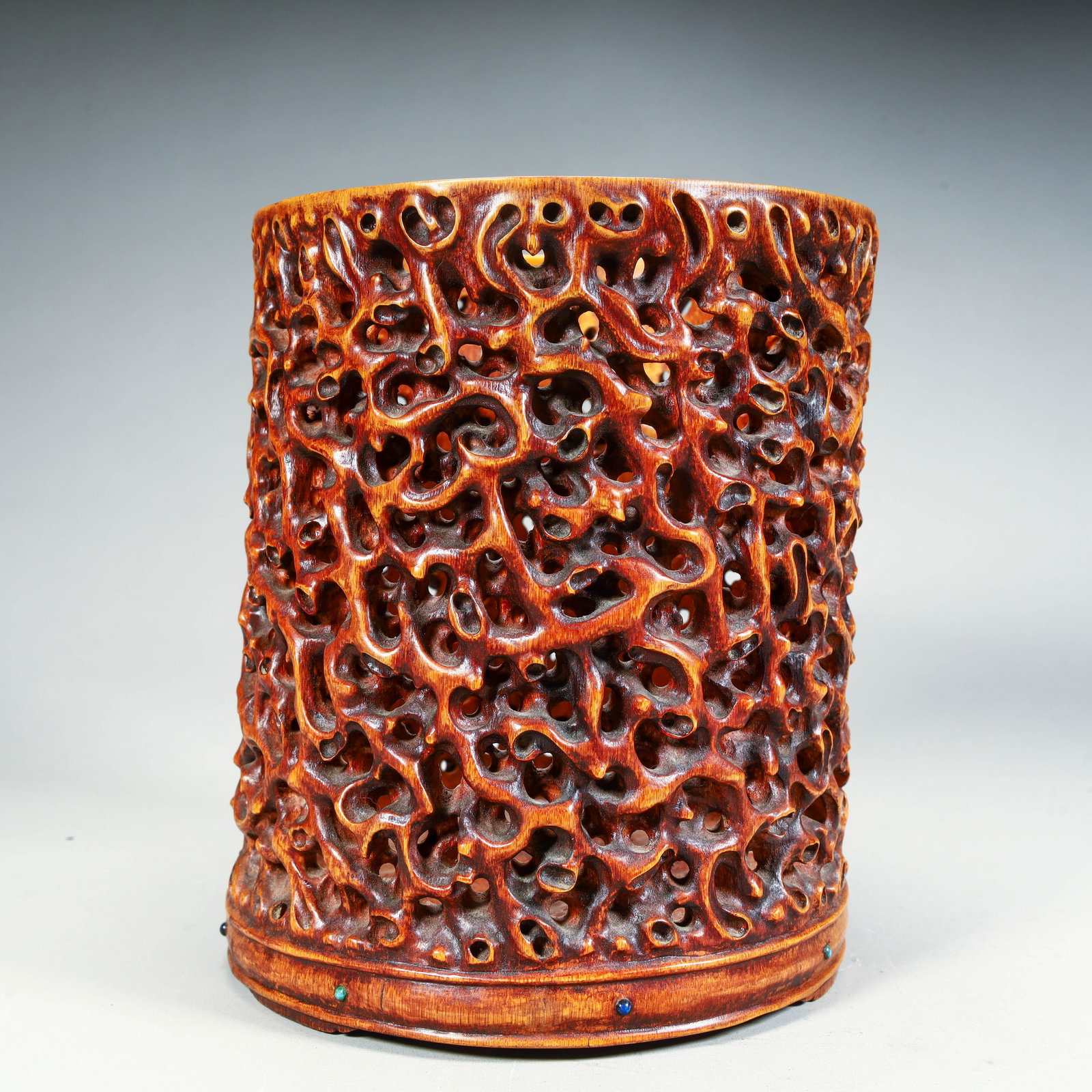 A Qing Dynasty bamboo carved interlocked pen holder: The Qing Dynasty's bamboo carving interlocked and knotted pen holder SIZE: H:17cm L: 15cm W:14cm W: 351g (The Dimensions Of All Batches Are Manually Measured.If You Need More Detailed Information, Ple