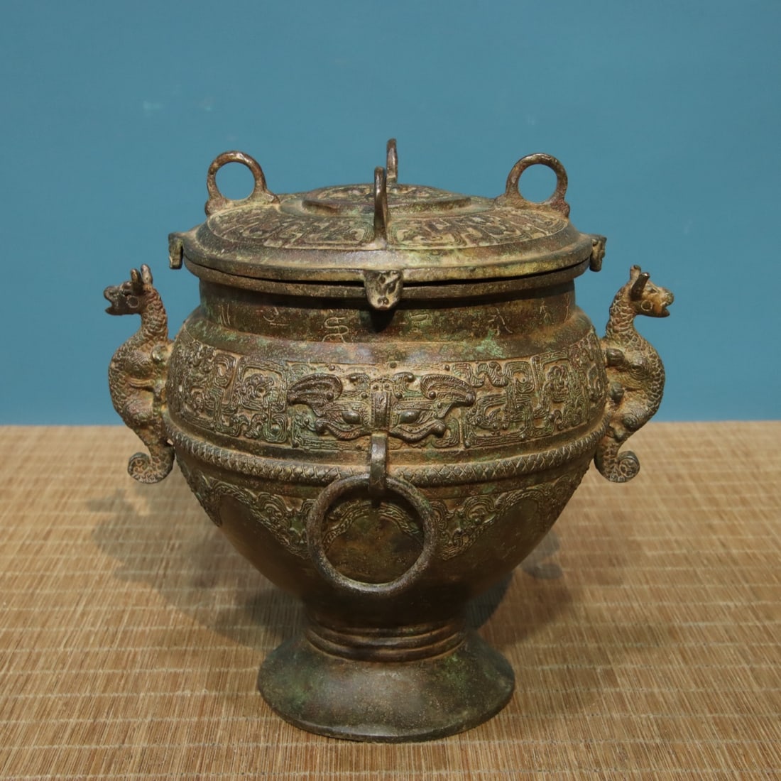 A beautiful bronze double dragon inscription: Exquisite bronze double dragon inscription Size:L:17cm H:21cm W:2.15kg (The Dimensions Of All Batches Are Manually Measured.If You Need More Detailed Information, Please Contact Our Customer Service B