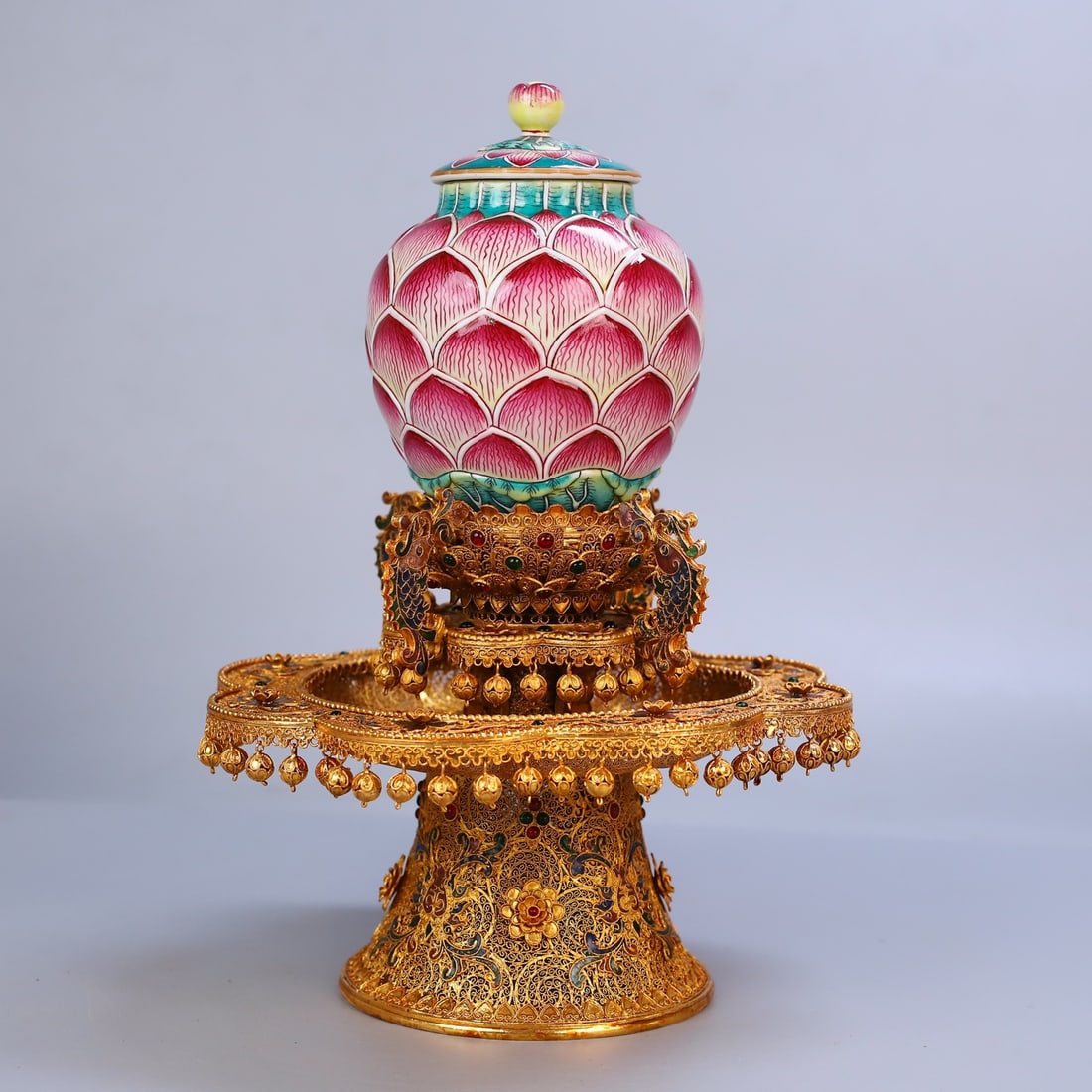 A exquisite gilded porcelain vase: exquisite gilded porcelain vase (The Dimensions Of All Batches Are Manually Measured.If You Need More Detailed Information, Please Contact Our Customer Service Before Bidding.)