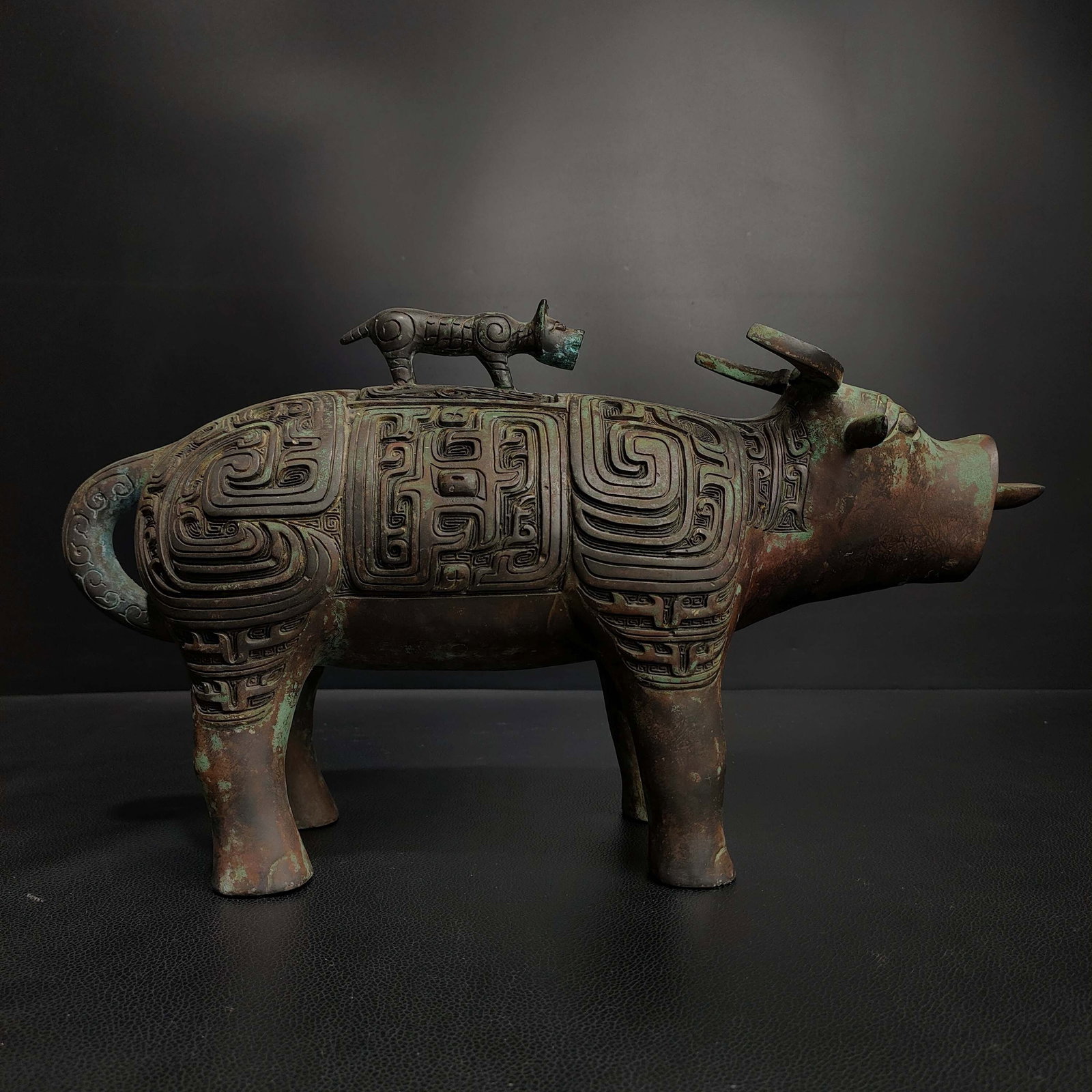 A bronze pig statue of the Shang Dynasty: The bronze pig of the Shang Dynasty Size:H:23cm W:36cm W:3.1kg (The Dimensions Of All Batches Are Manually Measured.If You Need More Detailed Information, Please Contact Our Customer Service Before Bi